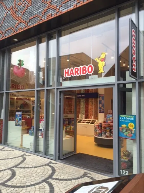 Gele comforpur 660 uni gietvloer in de haribo winkel in rosada, detail 2