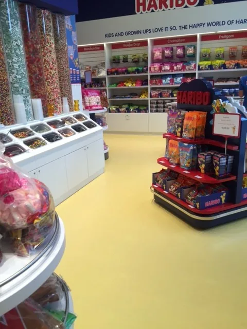 Gele comforpur 660 uni gietvloer in de haribo winkel in rosada, detail 3