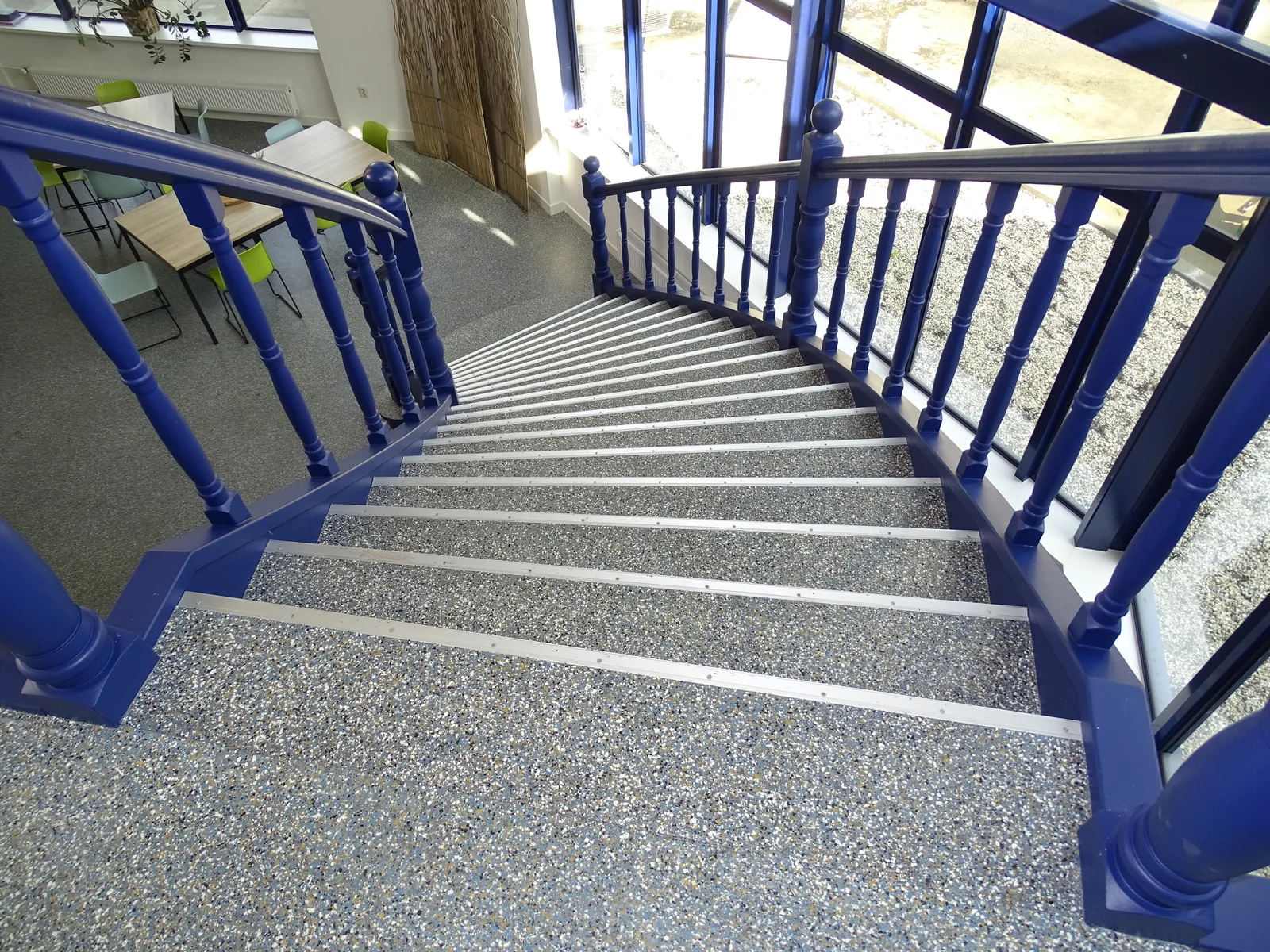 Comforpox granito flake vloer met trap in een kantoor in stellendam