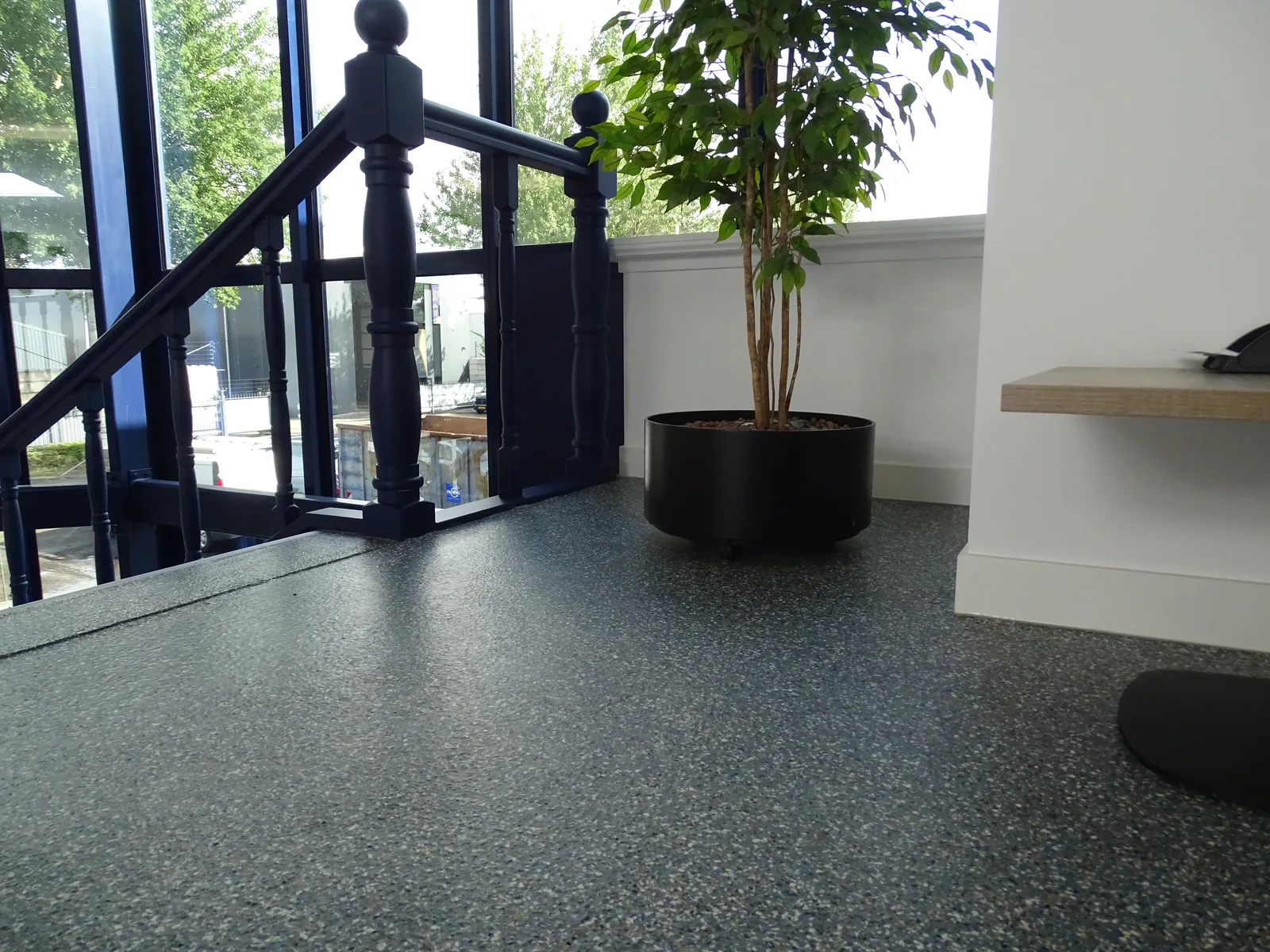 Comforpox granito flake vloer met trap in een kantoor in stellendam, detail 1
