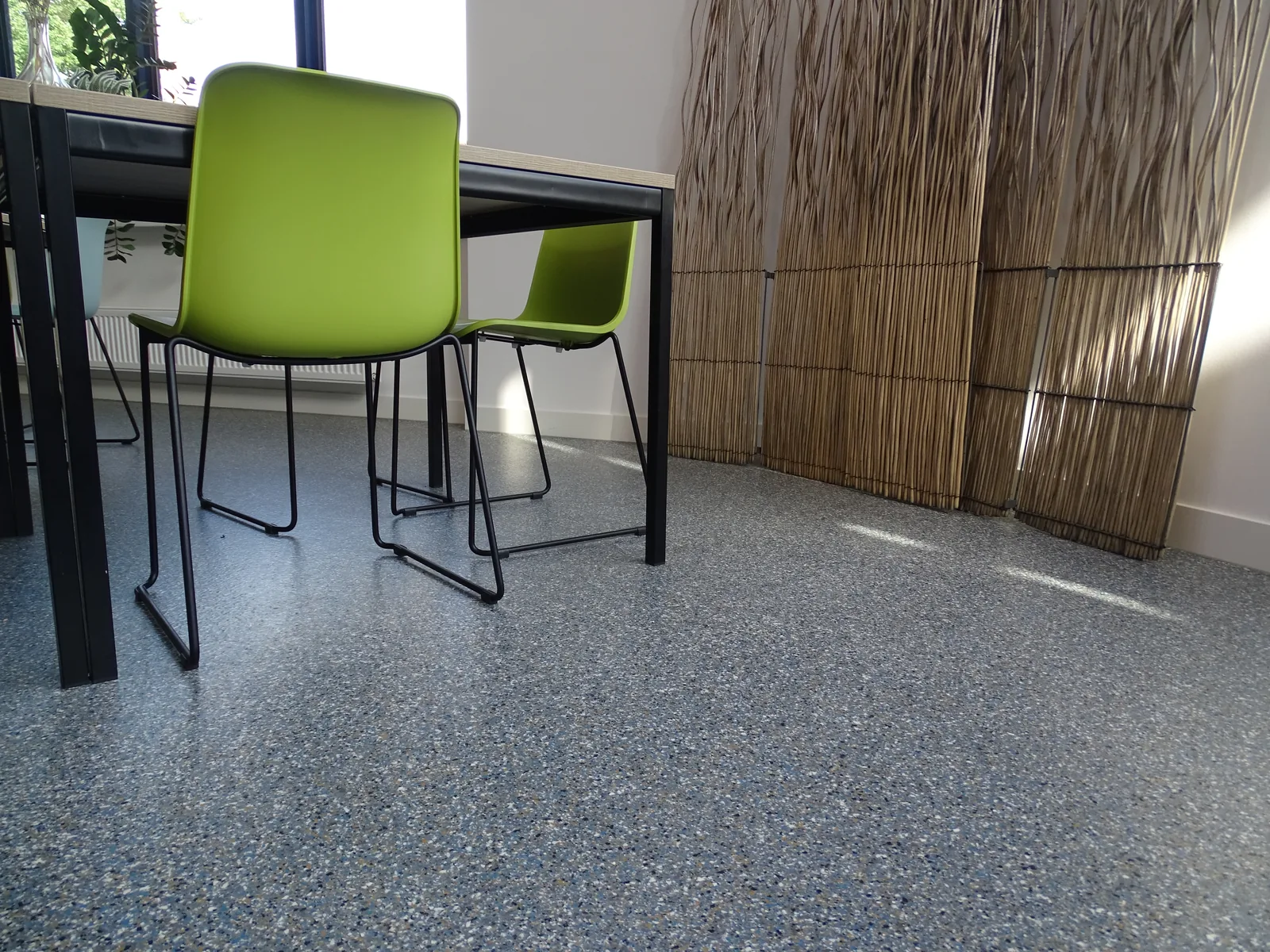 Comforpox granito flake vloer met trap in een kantoor in stellendam, detail 2