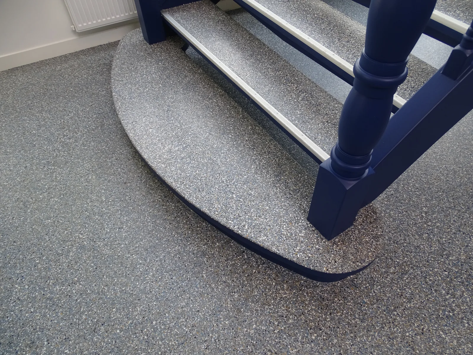 Comforpox granito flake vloer met trap in een kantoor in stellendam, detail 3