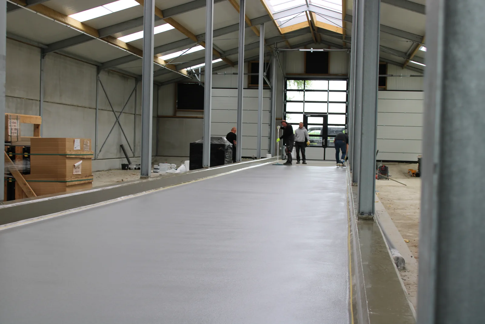 Quartzline PU CEM TF antislipvloer in een koeienstal, met Sikagard 7000 CR op de betonnen opstart