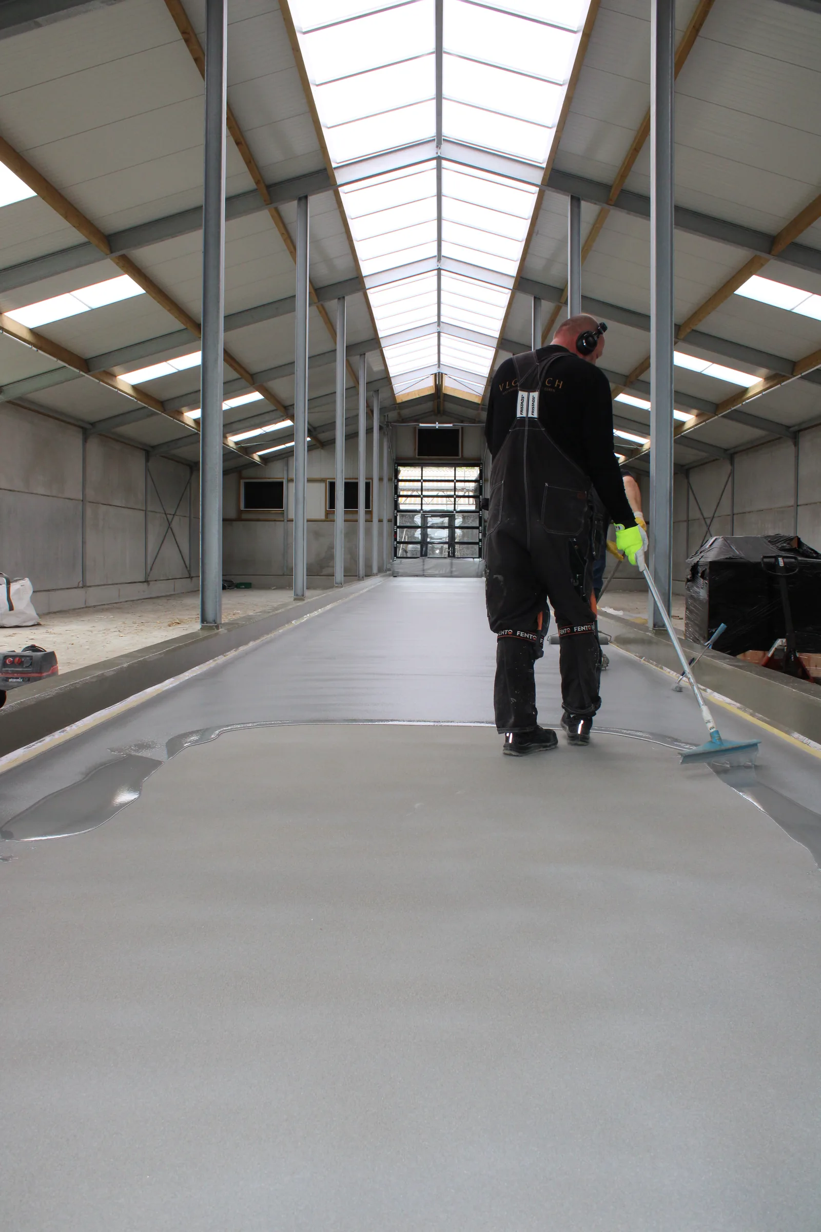 Quartzline PU CEM TF antislipvloer in een koeienstal, met Sikagard 7000 CR op de betonnen opstart, detail 1