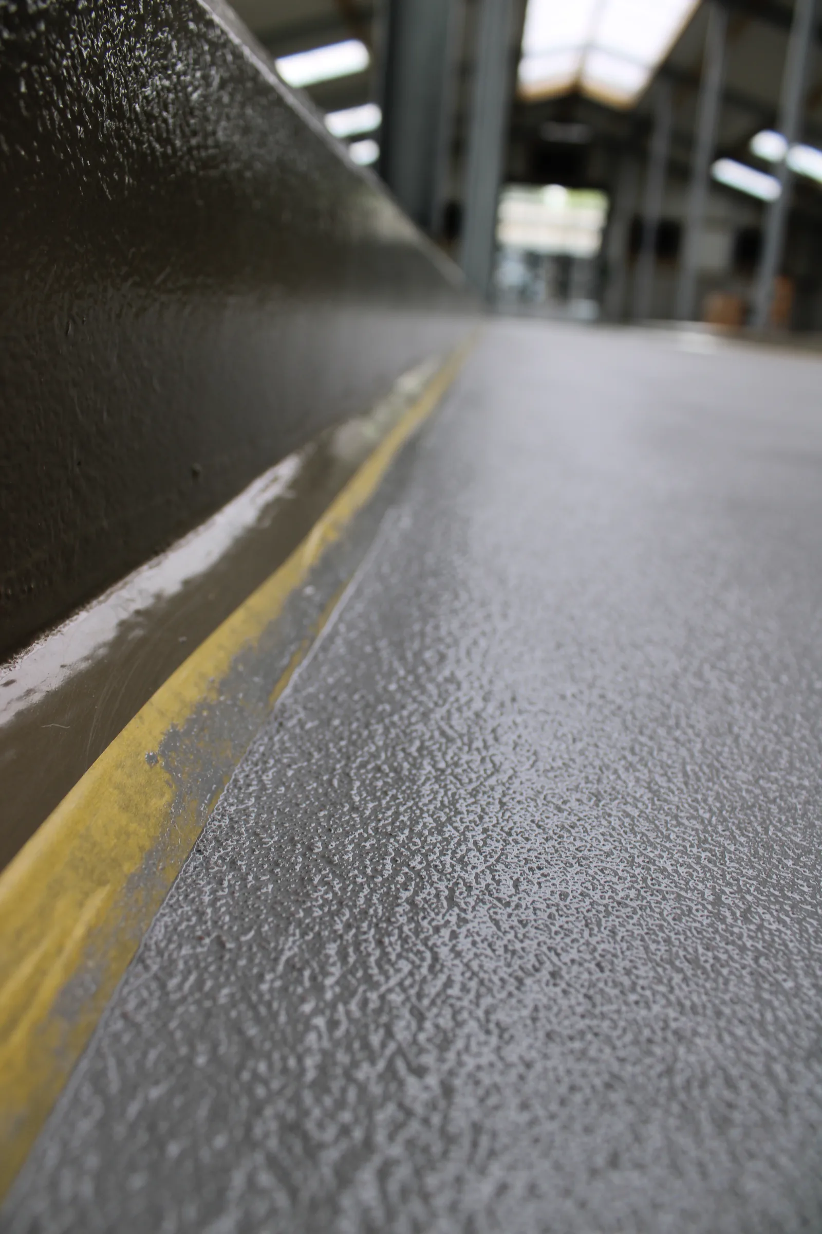 Quartzline PU CEM TF antislipvloer in een koeienstal, met Sikagard 7000 CR op de betonnen opstart, detail 2