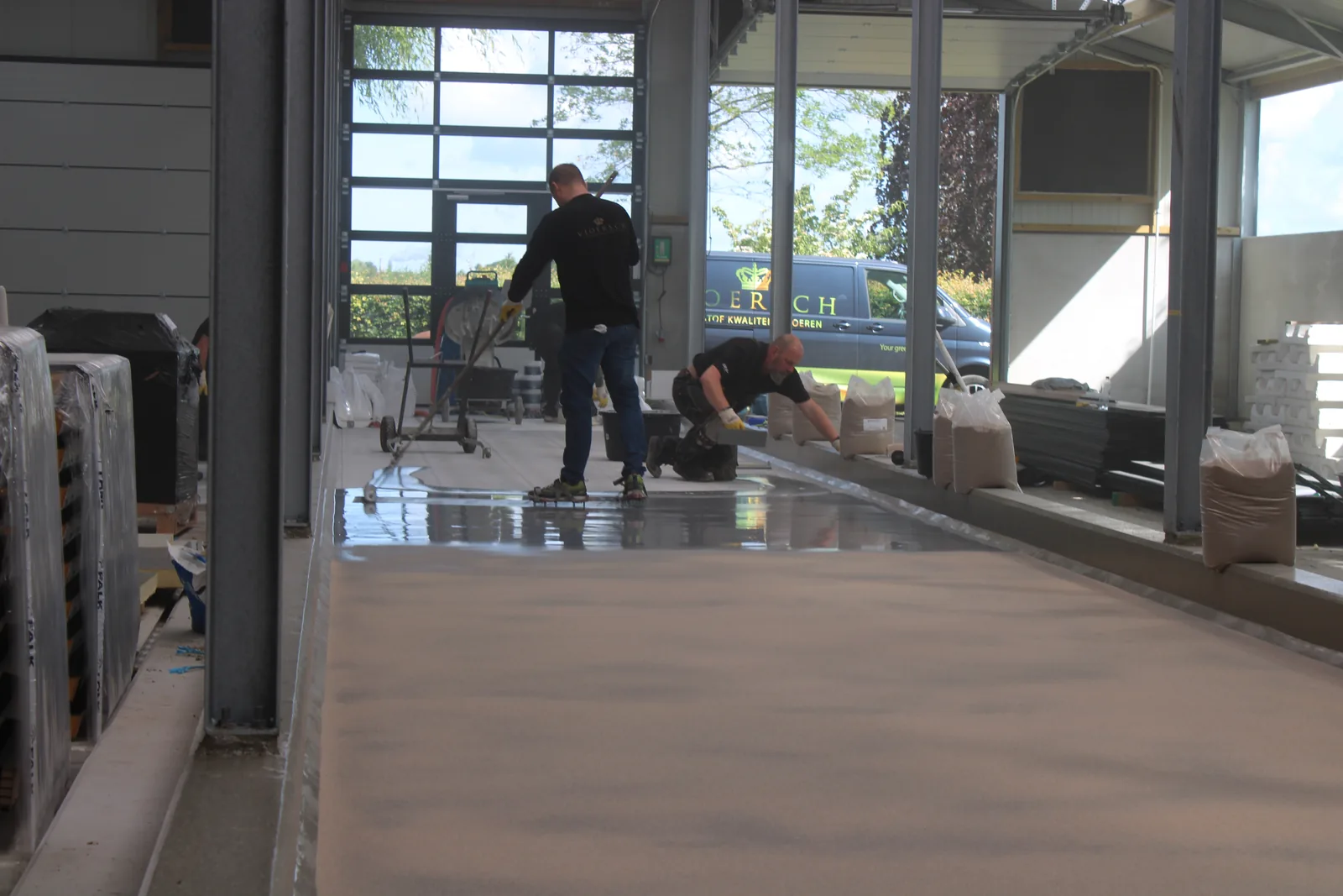 Quartzline PU CEM TF antislipvloer in een koeienstal, met Sikagard 7000 CR op de betonnen opstart, detail 3