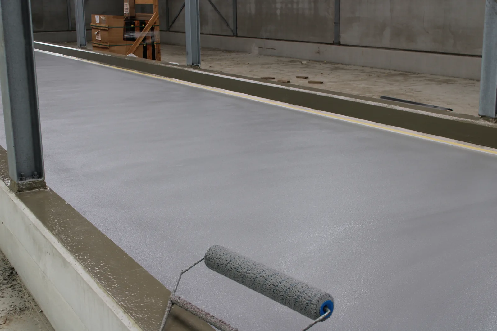 Quartzline PU CEM TF antislipvloer in een koeienstal, met Sikagard 7000 CR op de betonnen opstart, detail 4