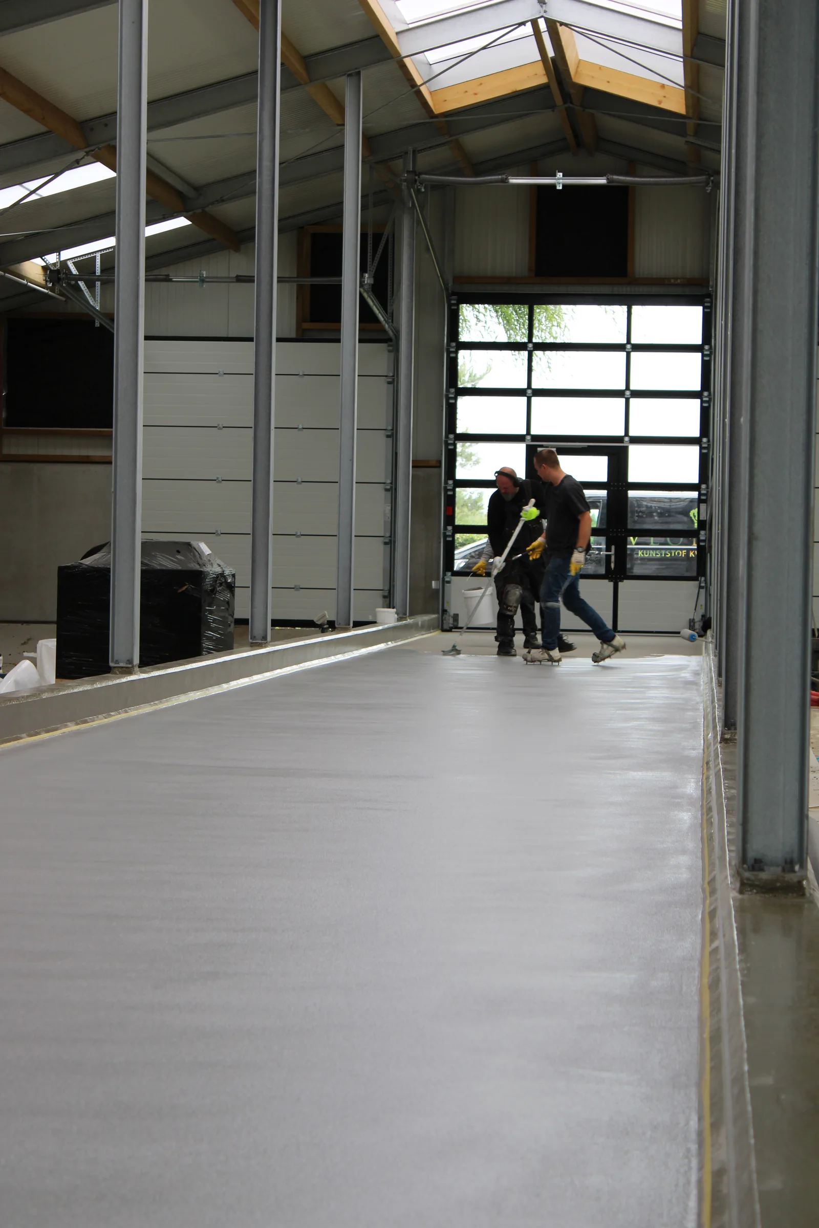 Quartzline PU CEM TF antislipvloer in een koeienstal, met Sikagard 7000 CR op de betonnen opstart, detail 5