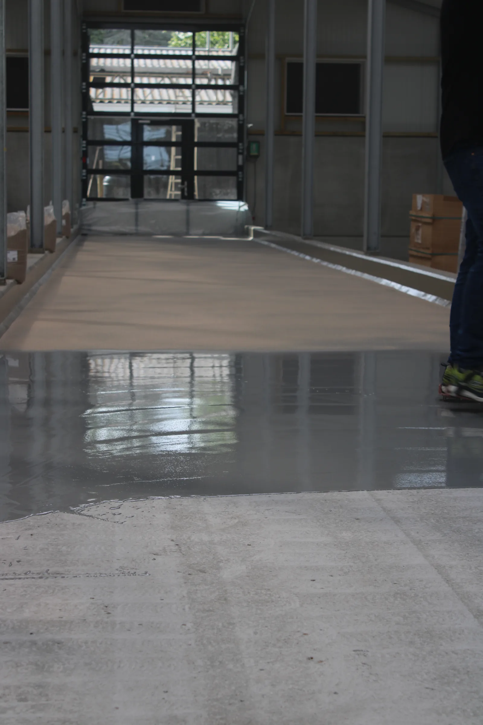 Quartzline PU CEM TF antislipvloer in een koeienstal, met Sikagard 7000 CR op de betonnen opstart, detail 6