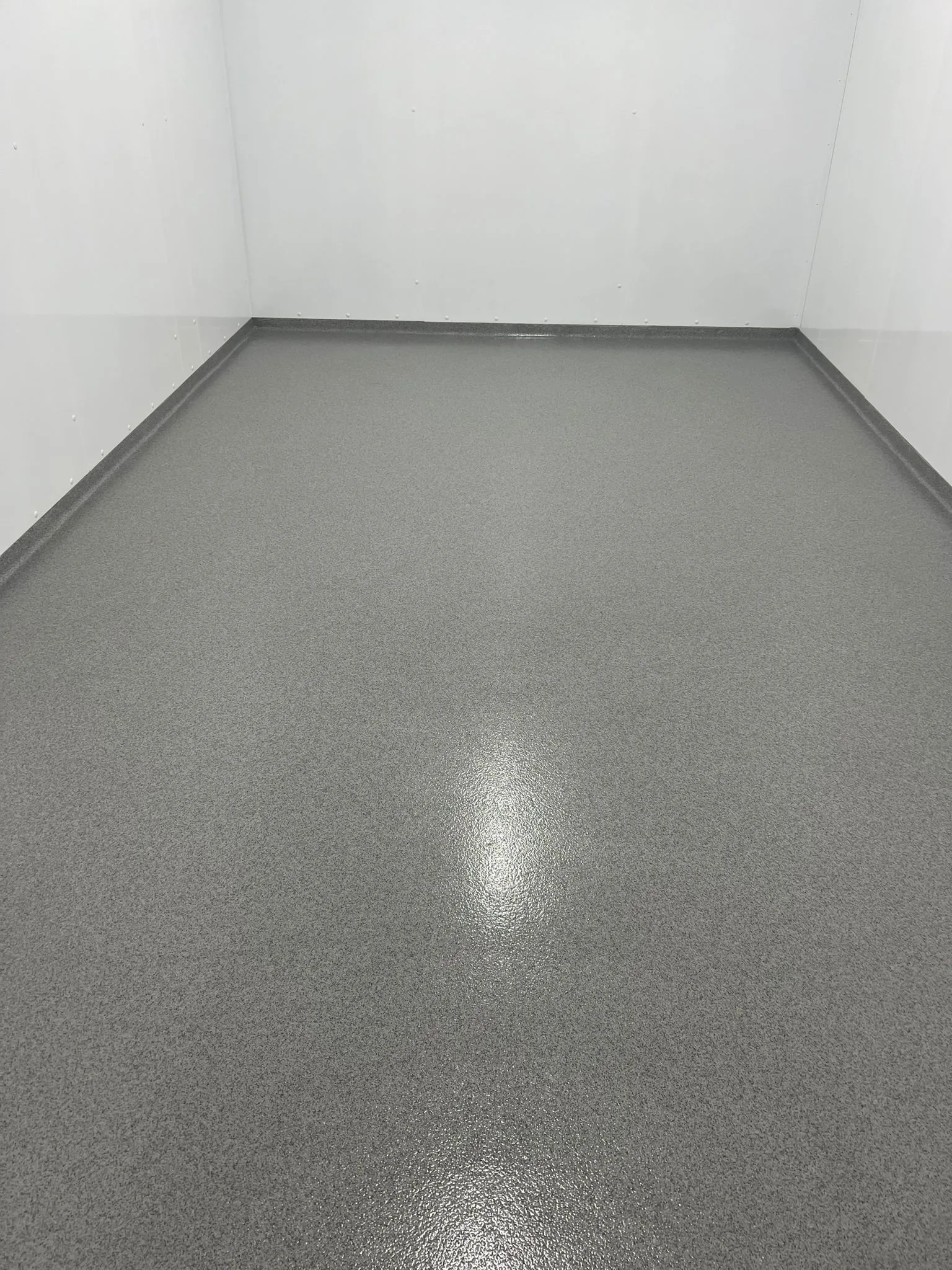 Completec QCF antislipvloer in een koelhuis, aangebracht over de oude tegelvloer