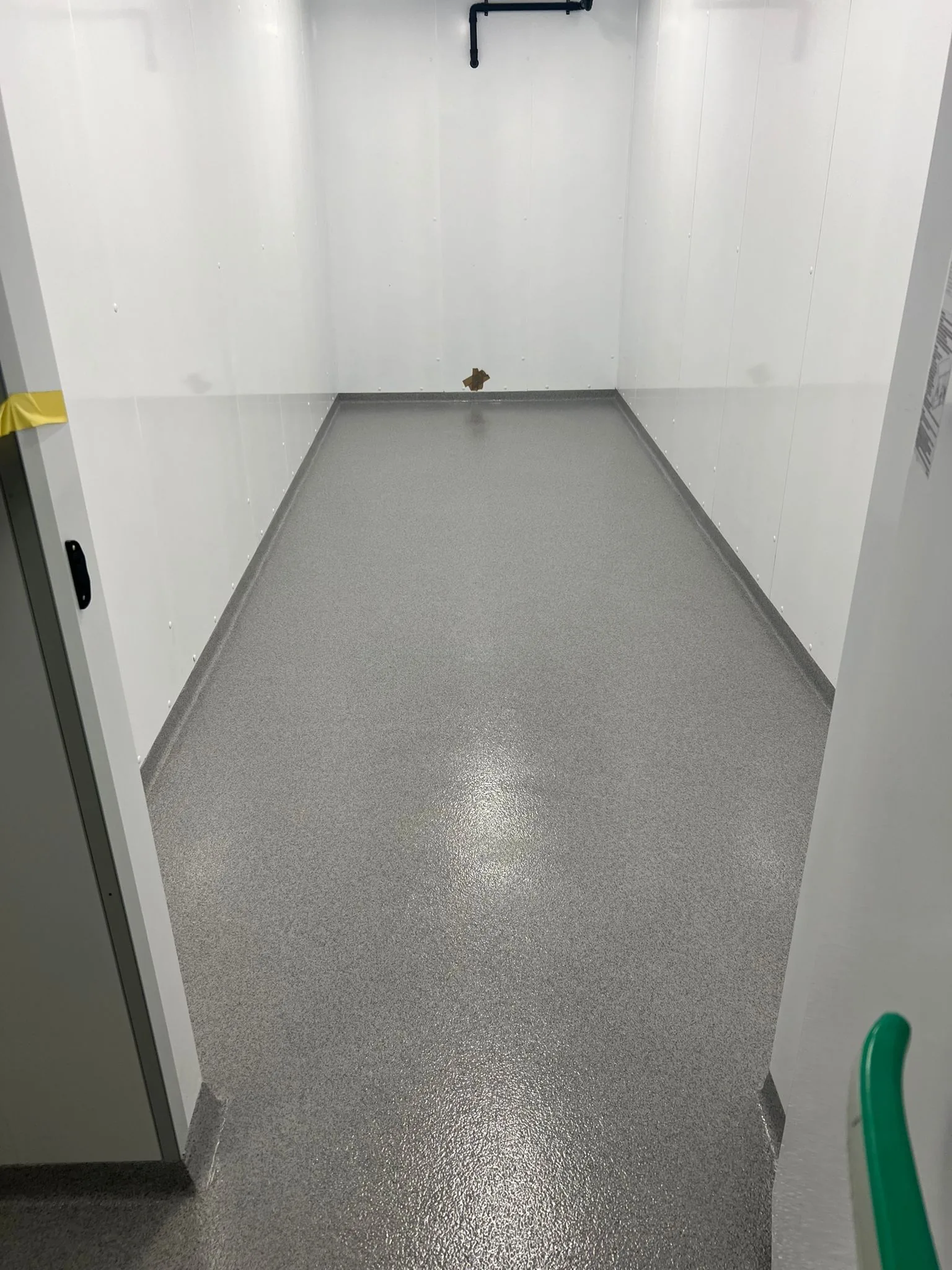Completec QCF antislipvloer in een koelhuis, aangebracht over de oude tegelvloer, detail 1