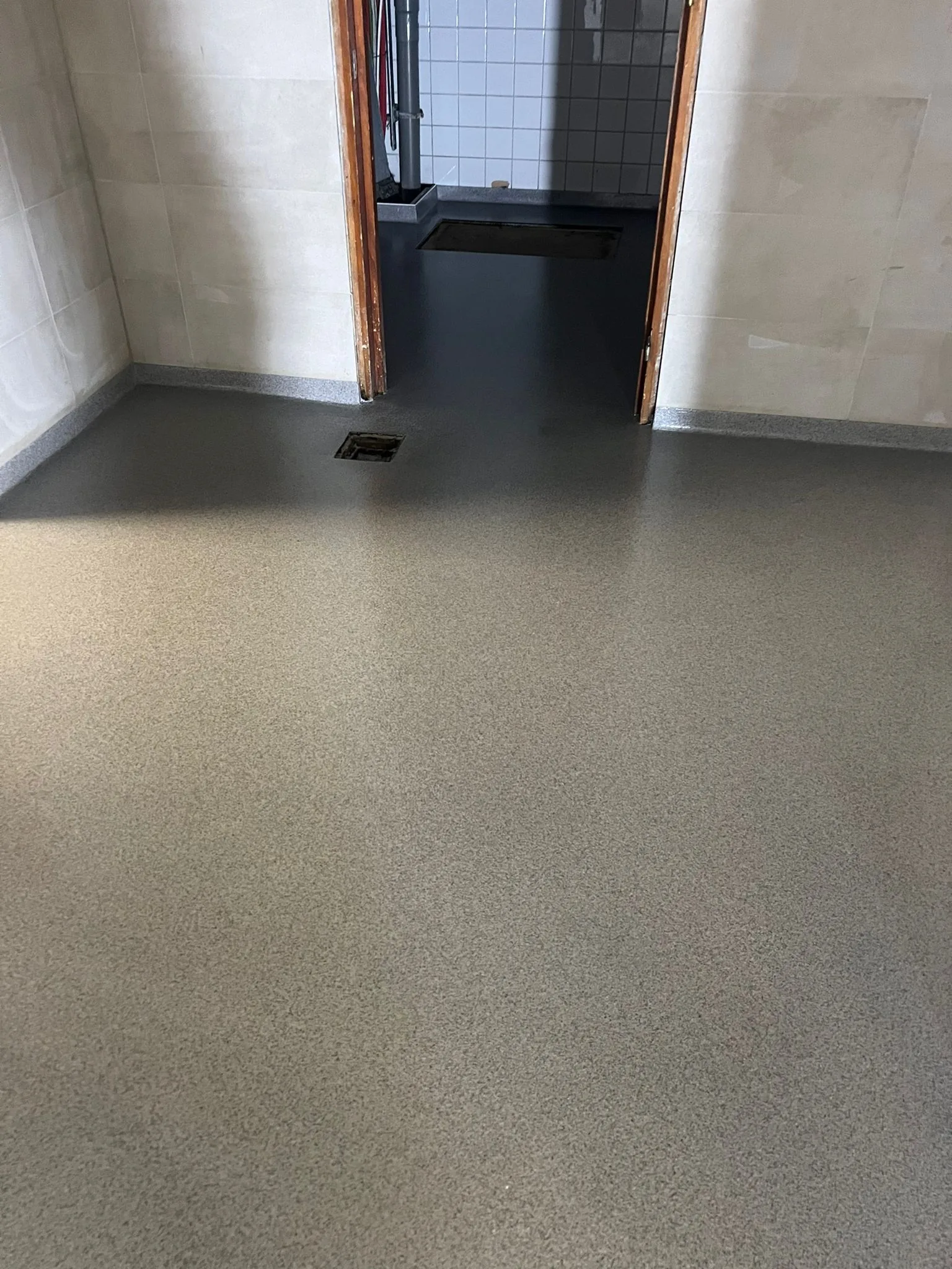 Completec QCF antislipvloer in een koelhuis, aangebracht over de oude tegelvloer, detail 2