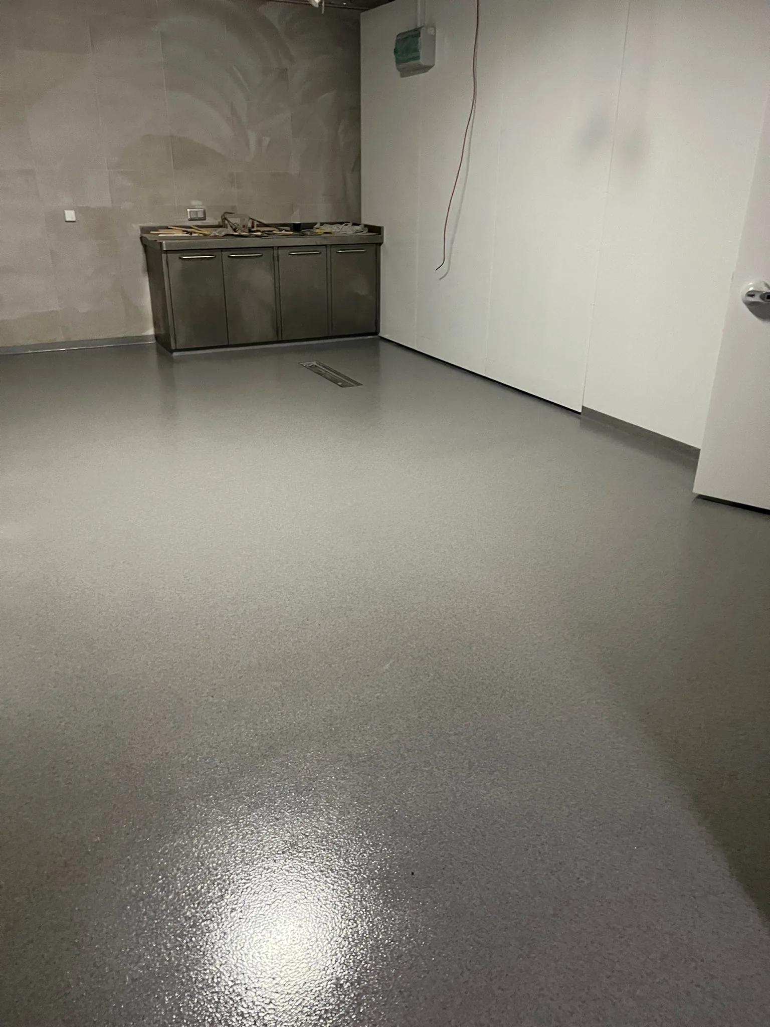 Completec QCF antislipvloer in een koelhuis, aangebracht over de oude tegelvloer, detail 3
