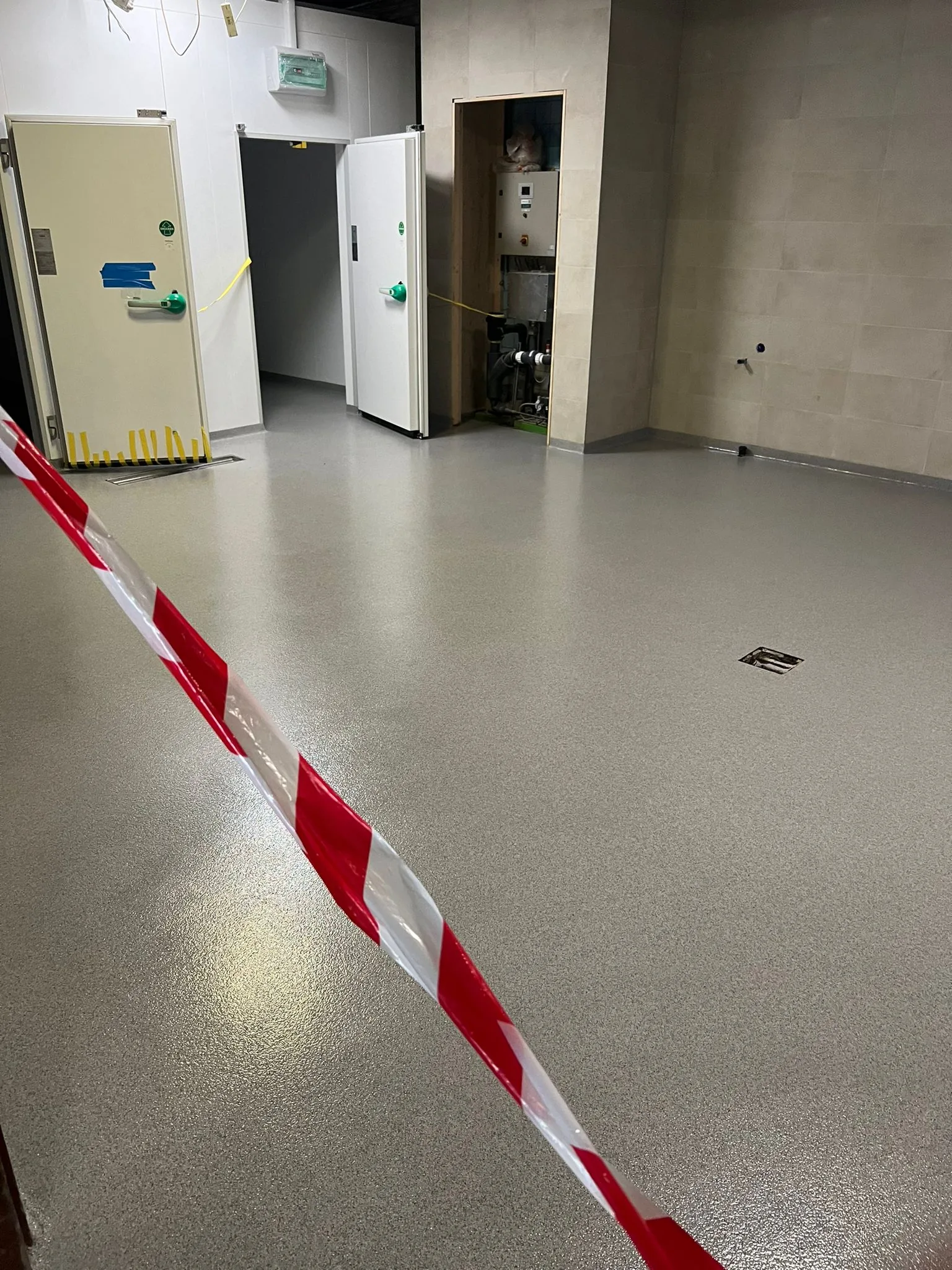 Completec QCF antislipvloer in een koelhuis, aangebracht over de oude tegelvloer, detail 4