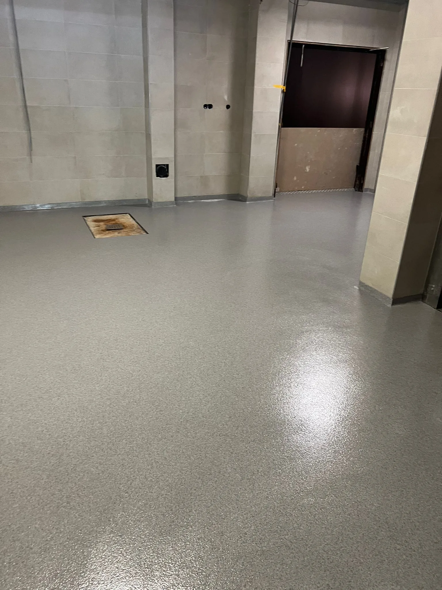 Completec QCF antislipvloer in een koelhuis, aangebracht over de oude tegelvloer, detail 5