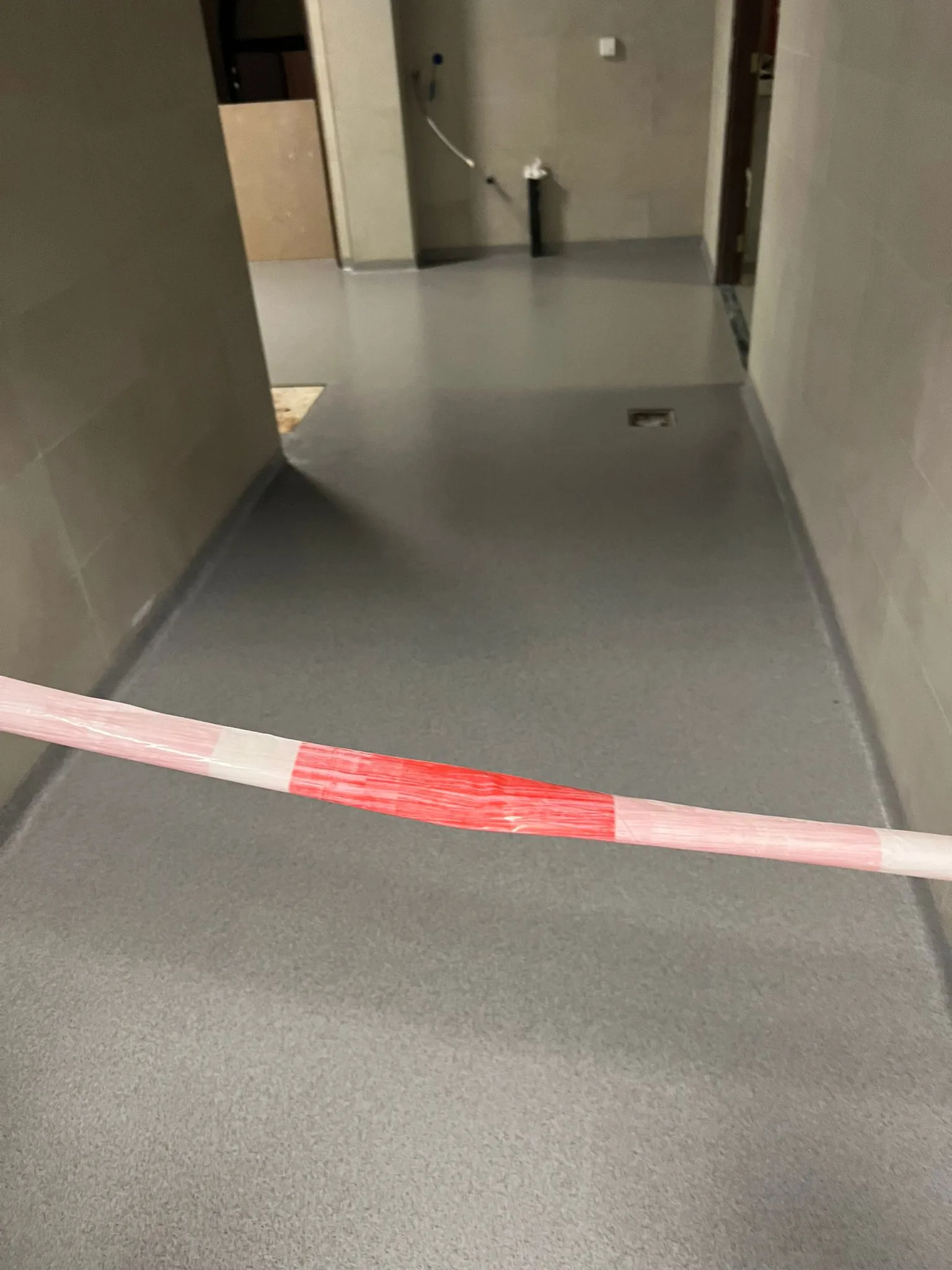 Completec QCF antislipvloer in een koelhuis, aangebracht over de oude tegelvloer, detail 6