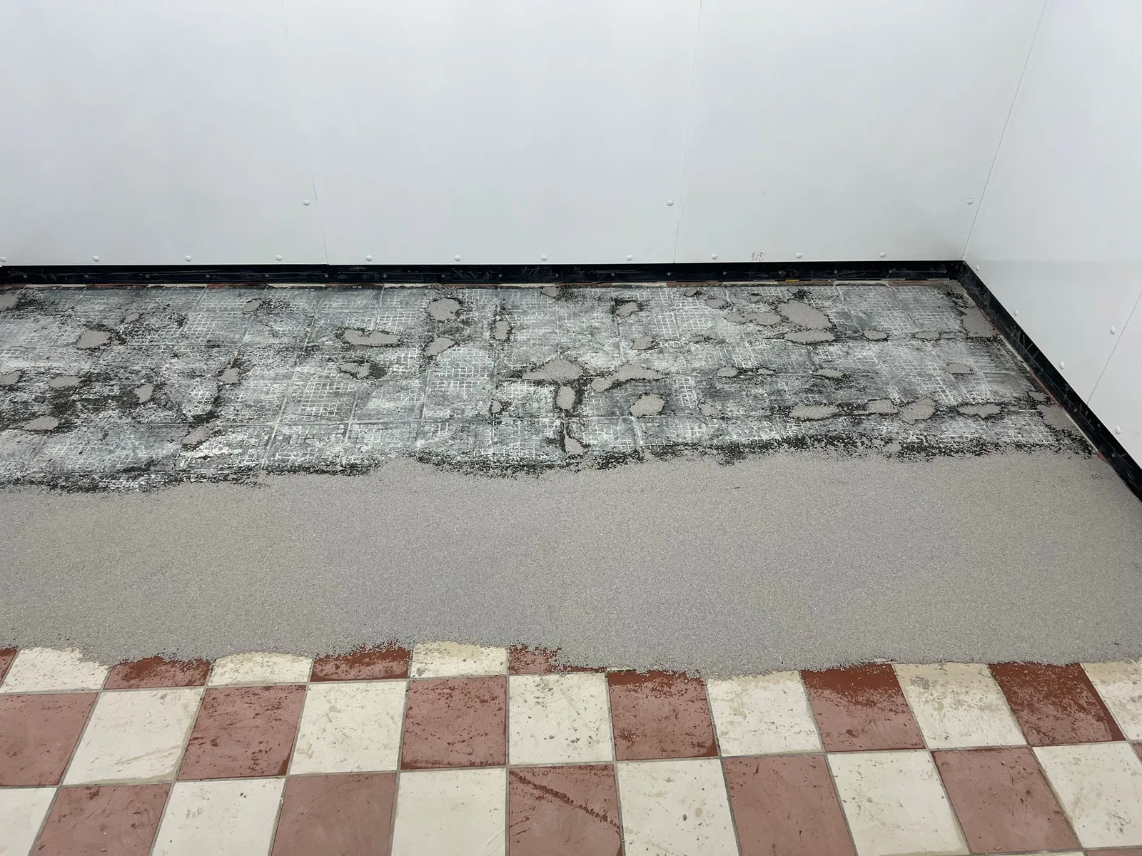 Kwartsvloer in een koelhuis, aangebracht over de oude tegelvloer