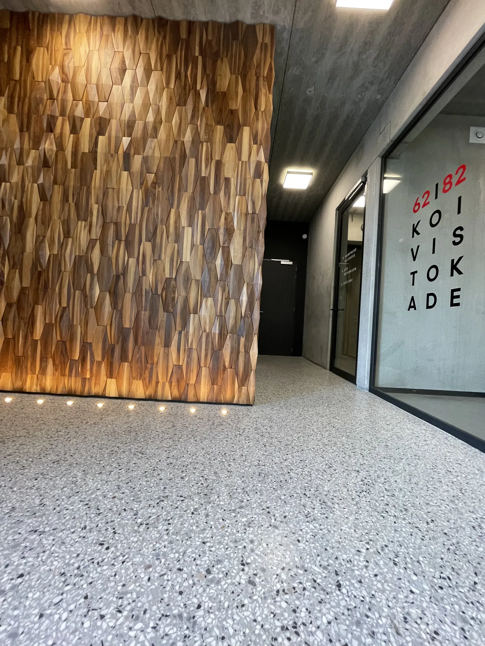 Vloerafwerking in de entree en kantoorruimten van Koivistokade in Amsterdam, circa 3.600 m²