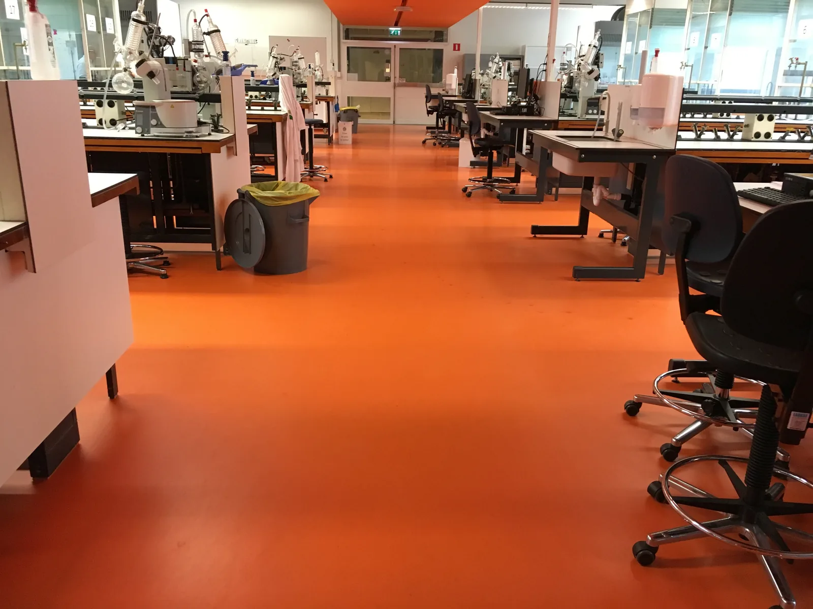 Gekleurde gietvloer in een laboratorium in leiden
