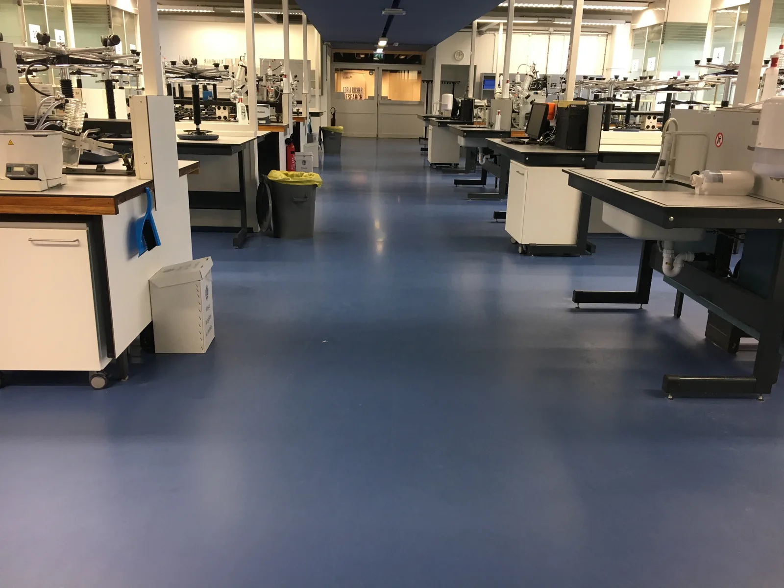 Gekleurde gietvloer in een laboratorium in leiden, detail 1