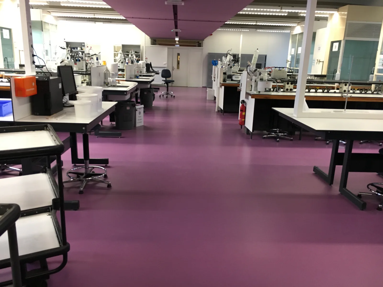 Gekleurde gietvloer in een laboratorium in leiden, detail 3