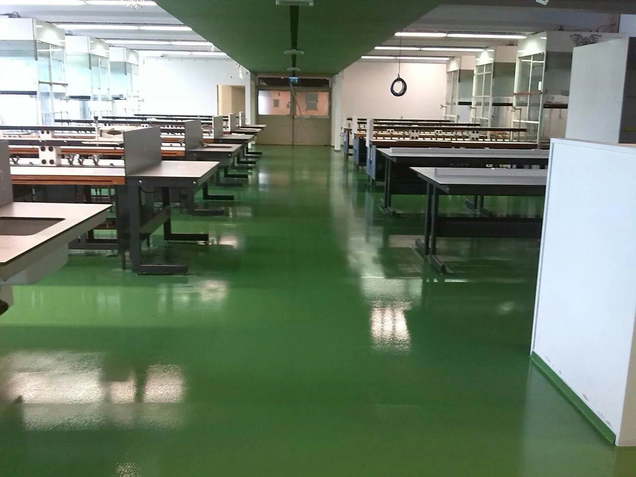 Gekleurde gietvloer in een laboratorium in leiden, detail 4