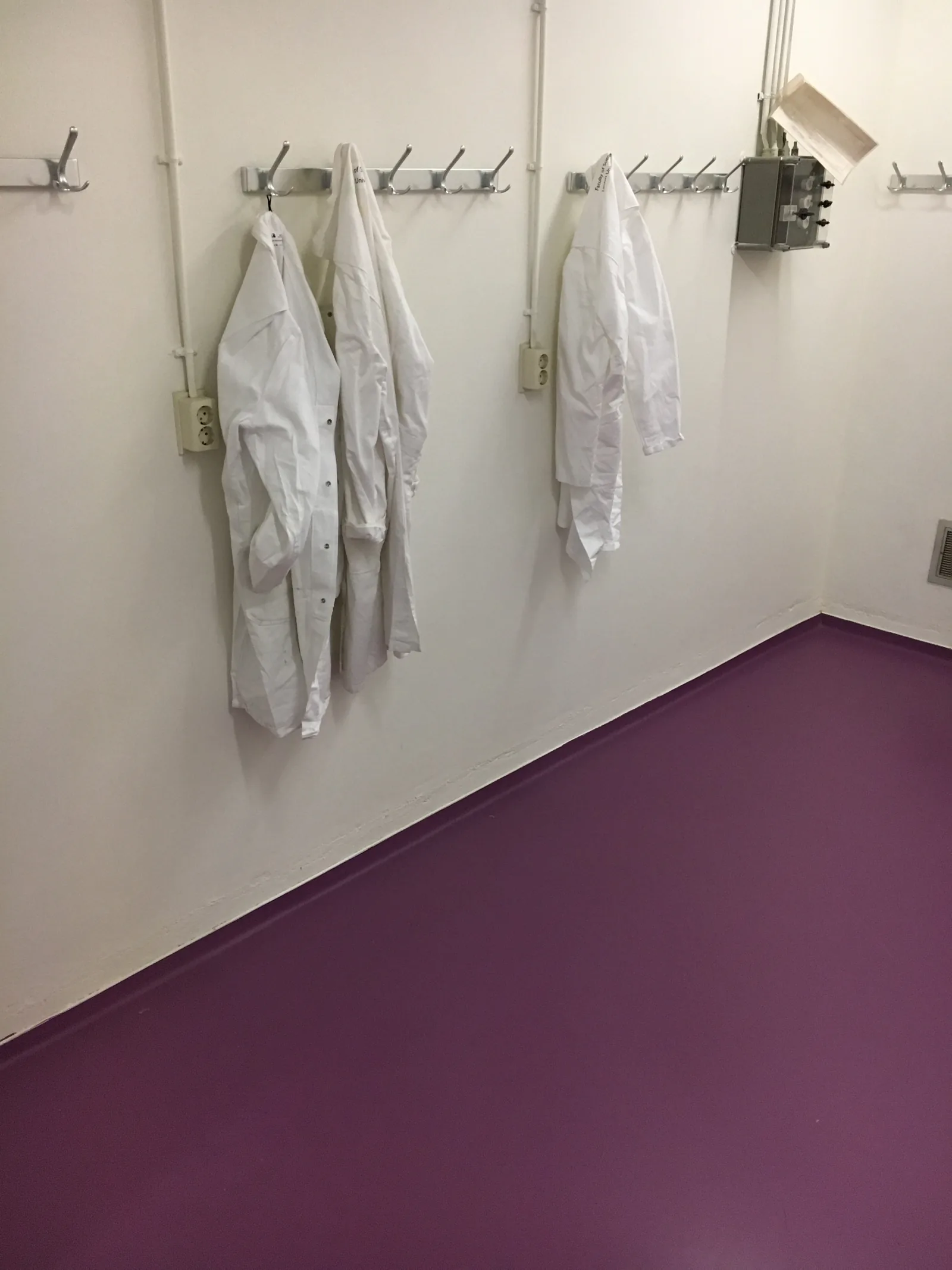 Gekleurde gietvloer in een laboratorium in leiden, detail 5