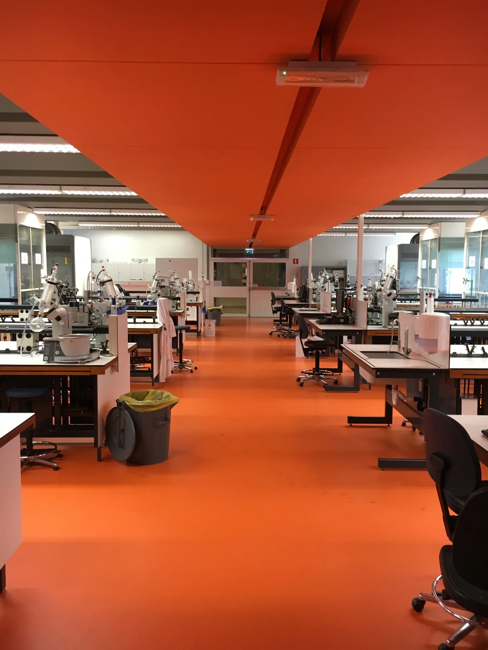 Oranje naadloze gietvloer in een laboratorium