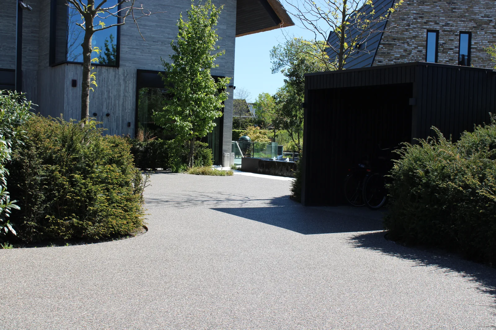 Terradec grindvloer op de oprit en het terras van een woning in Amersfoort