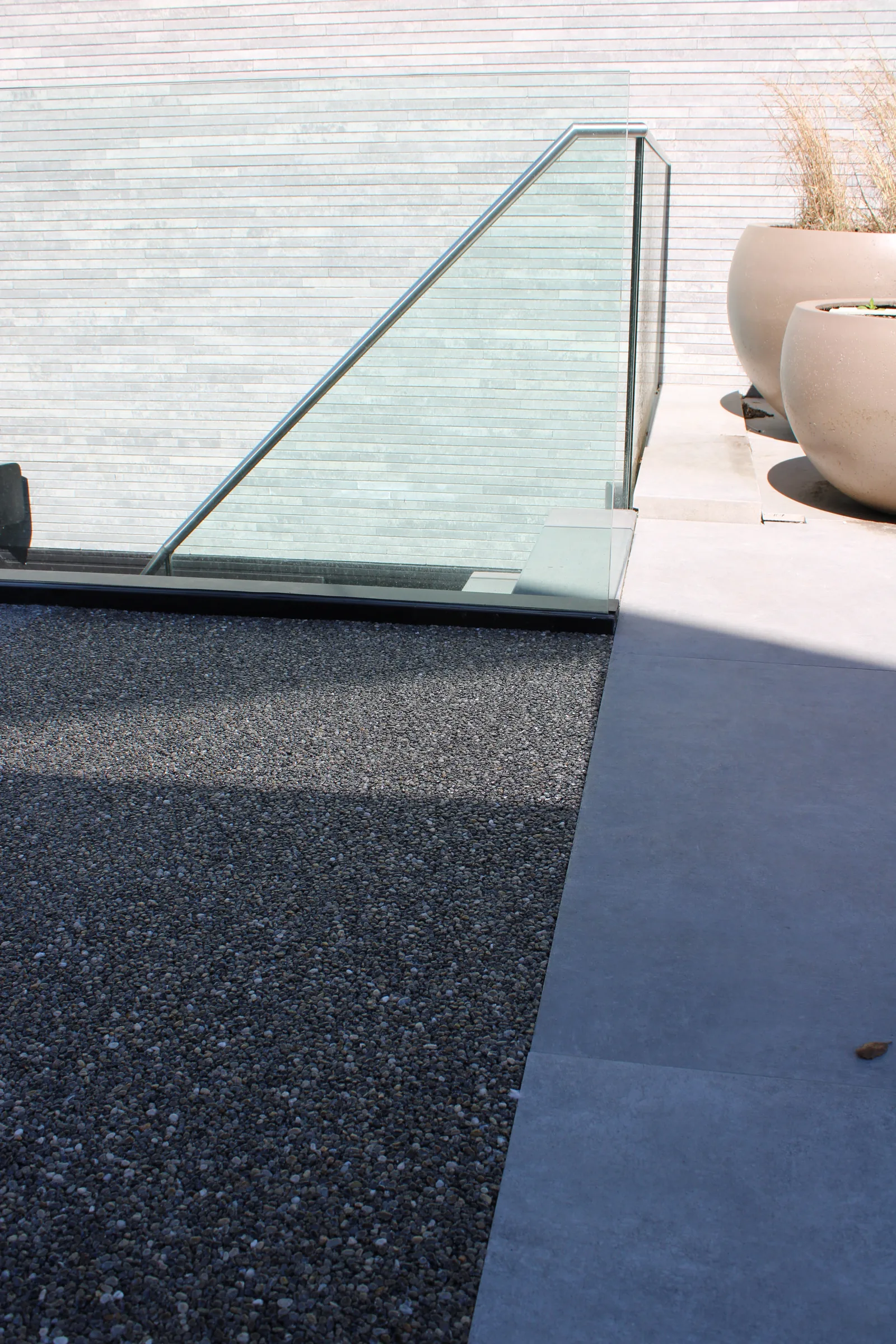 Terradec grindvloer op de oprit en het terras van een woning in Amersfoort, detail 3