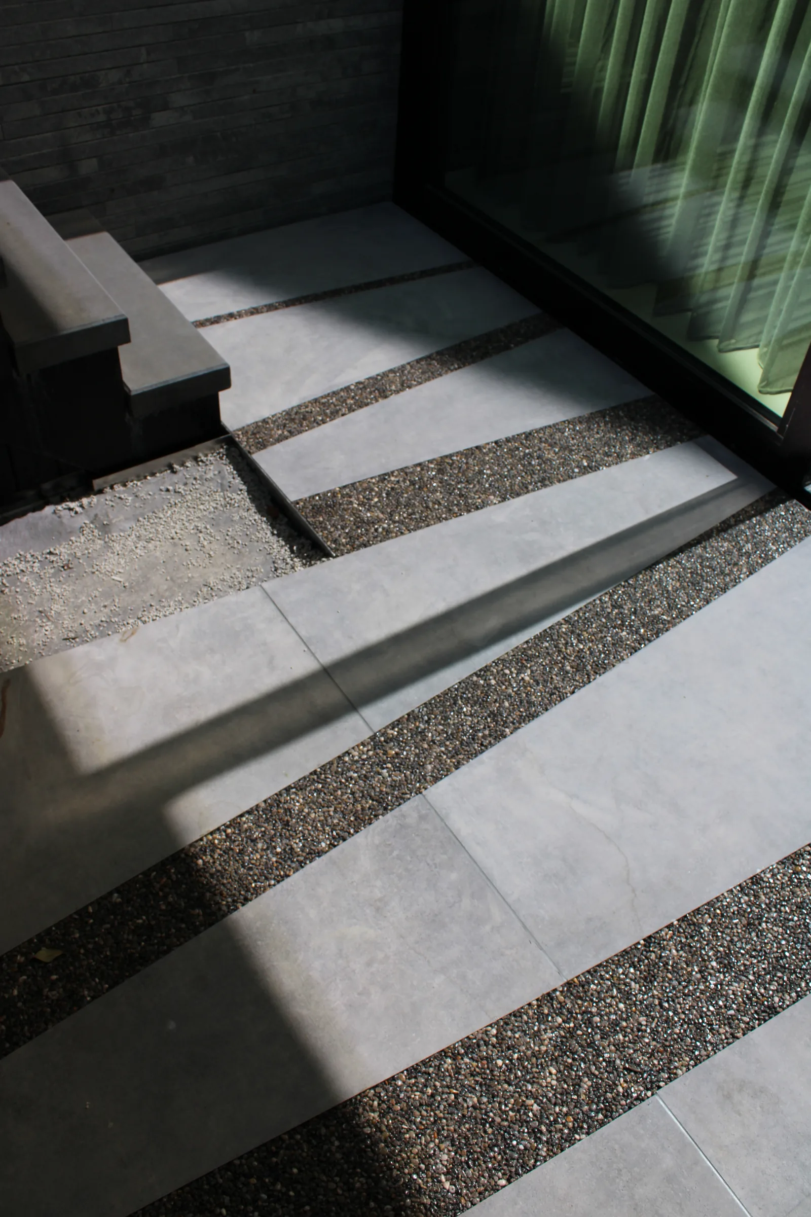 Terradec grindvloer op de oprit en het terras van een woning in Amersfoort, detail 4