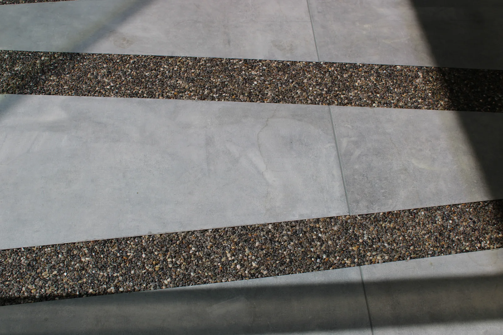 Terradec grindvloer op de oprit en het terras van een woning in Amersfoort, detail 5