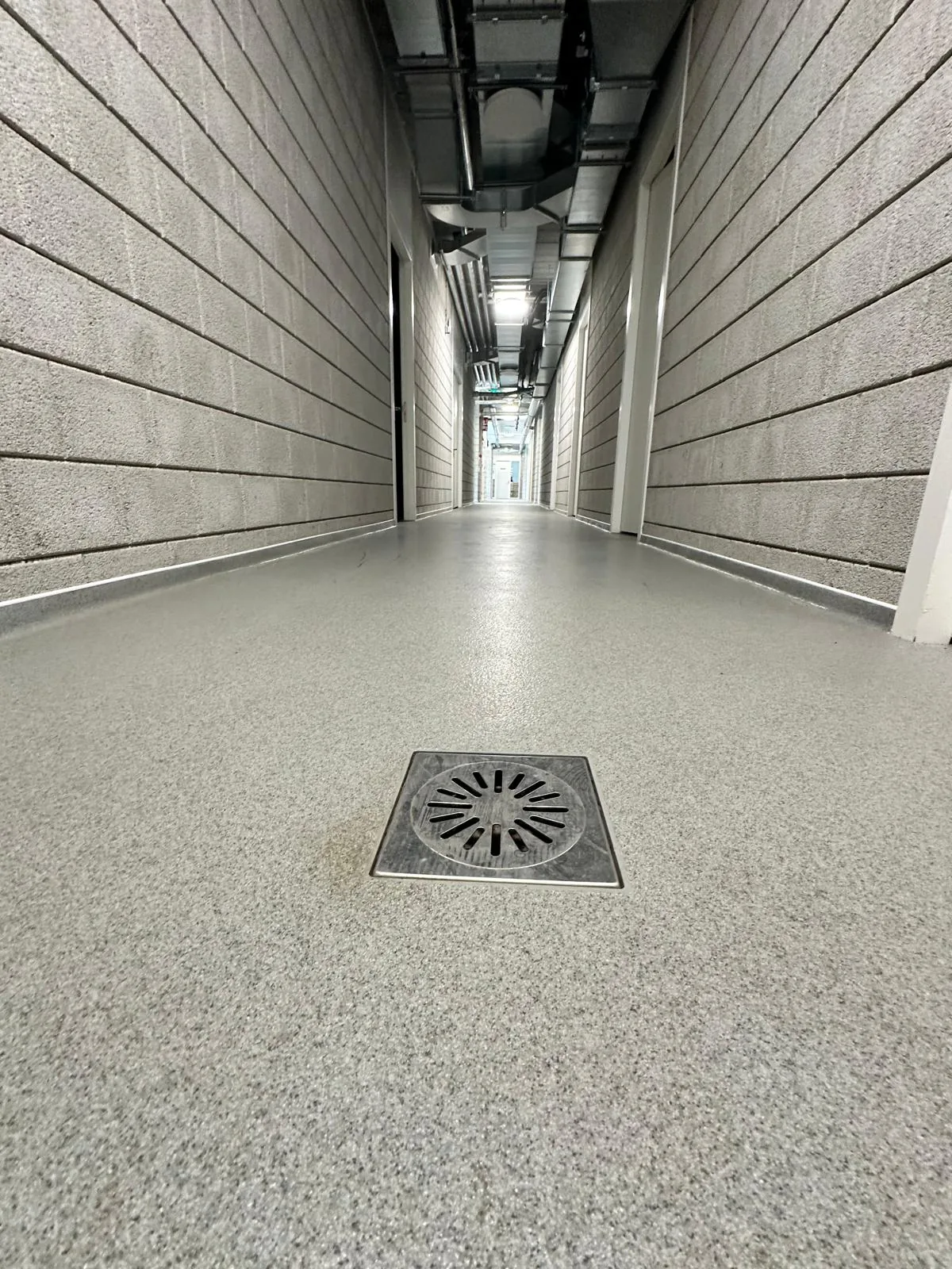 Completec qcf kwartsvloer in het clubgebouw van ovv oostvoorne