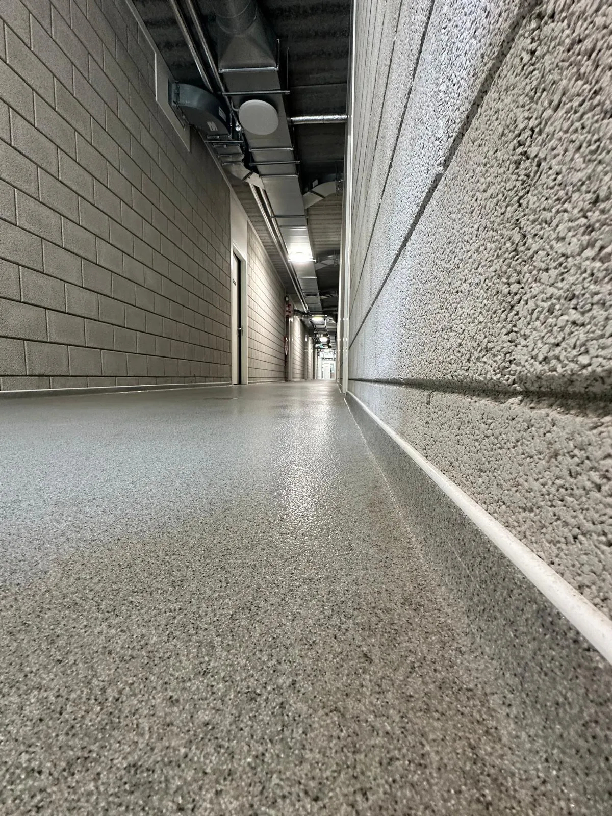 Completec QCF antislipvloer in de gangen, kleedruimten en kantine van voetbalvereniging OVV in Oostvoorne