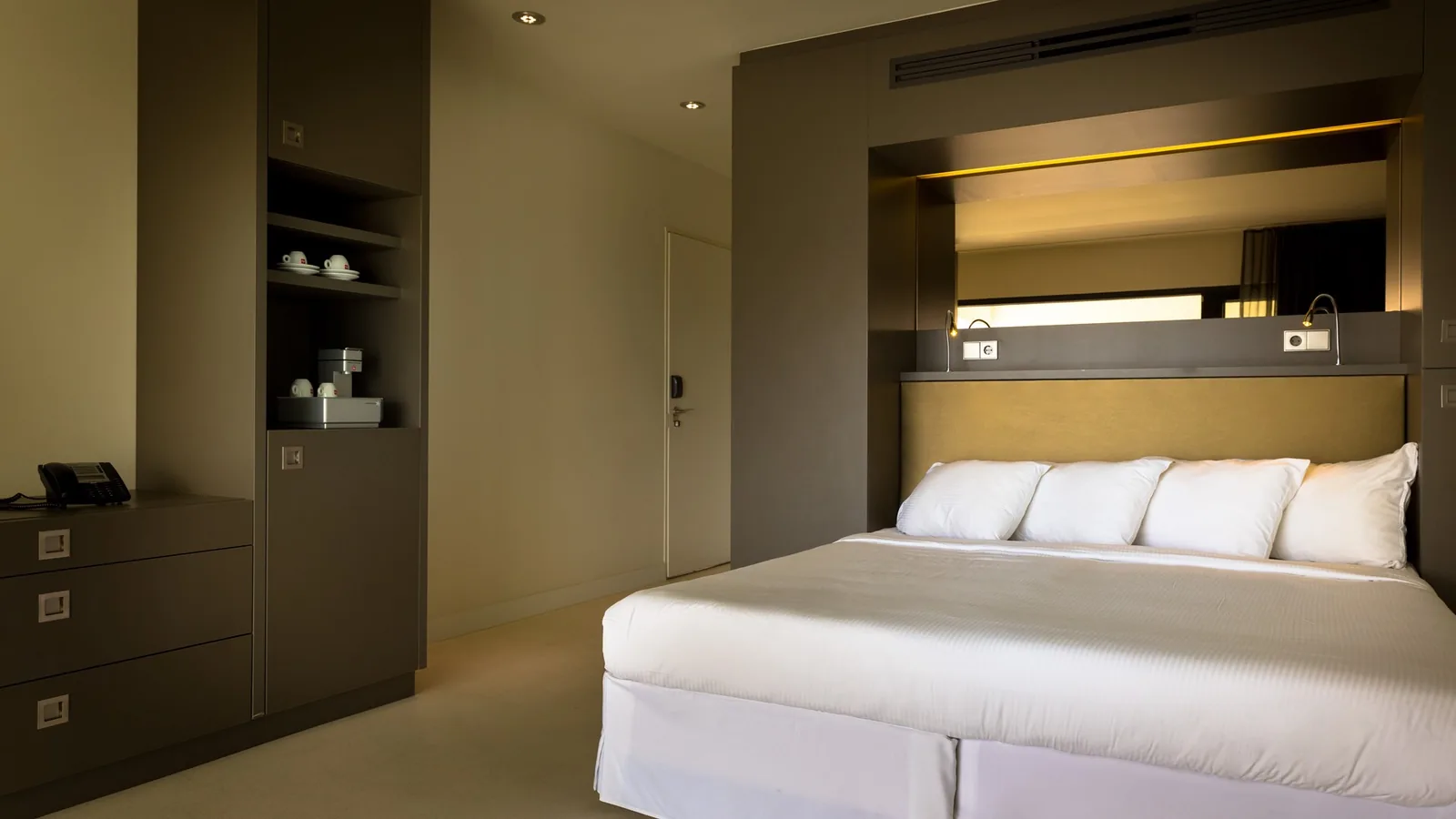Comforpur 660 uni gietvloer in een hotelkamer van het papagayo hotel op curaçao
