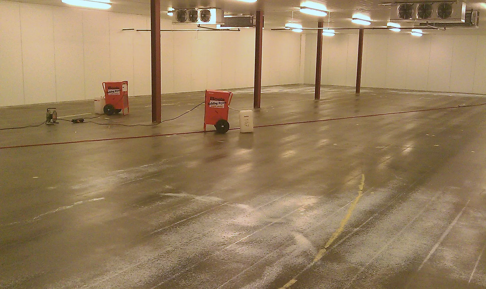 Nieuwe kunststofvloer in een productiehal, gereed voor ingebruikname