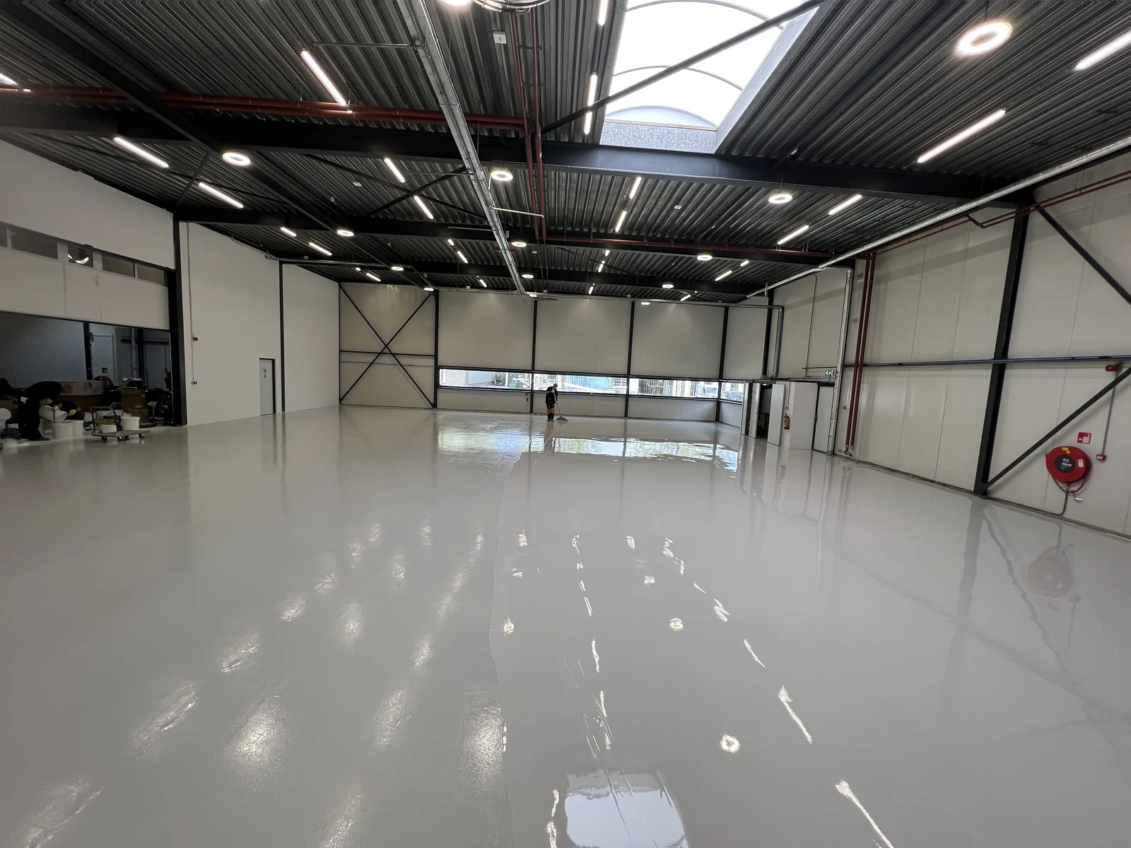 Comforpox 800 SL epoxy gietvloer in een productieruimte, circa 900 m²