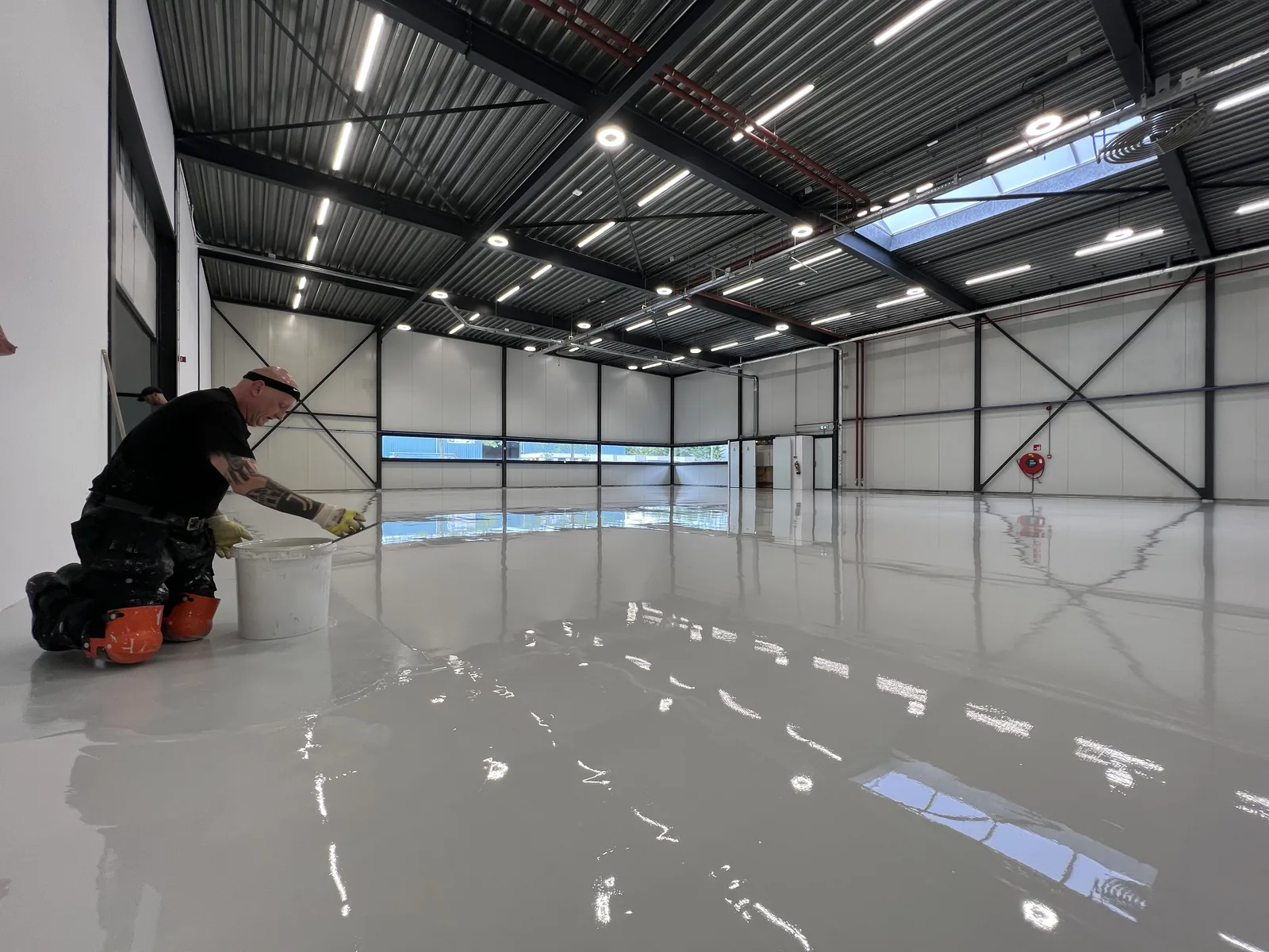 Comforpox 800 SL epoxy gietvloer in een productieruimte, circa 900 m², detail 2