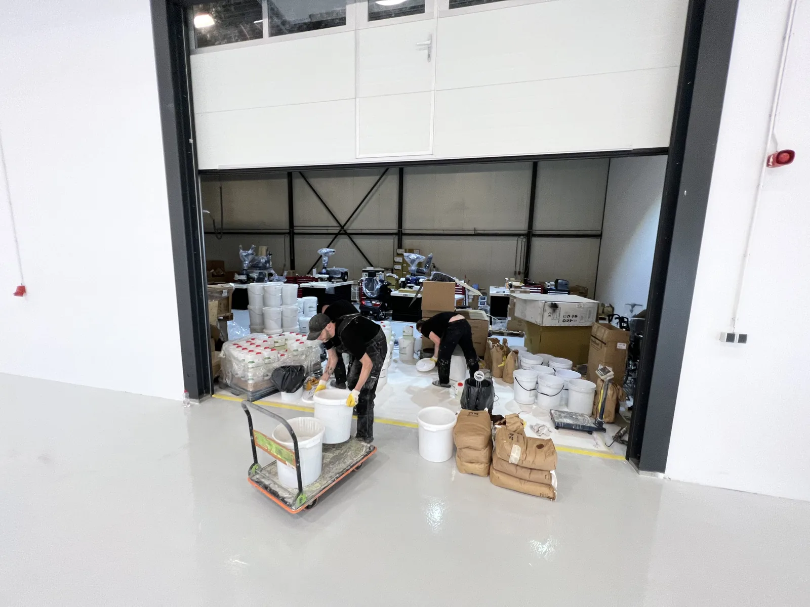 Comforpox 800 SL epoxy gietvloer in een productieruimte, circa 900 m², detail 3