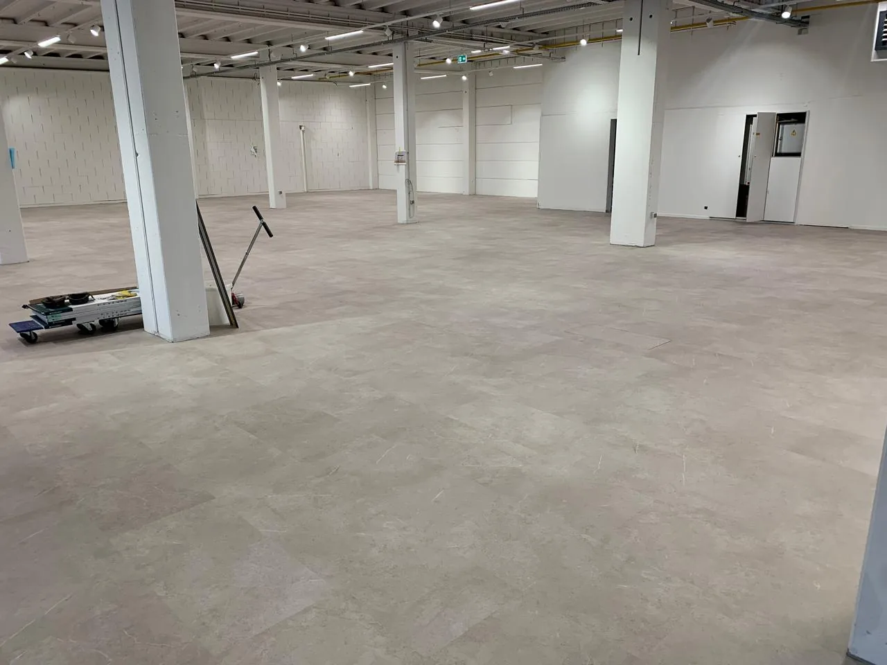 PVC projectvloer van 1.250 m² in een bedrijfsruimte, detail 3