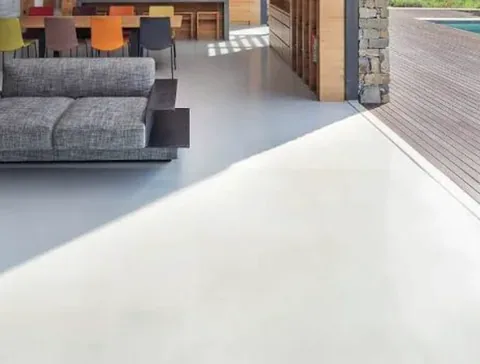 Quartzline Cem Lava vloer in een woonkamer met open keuken