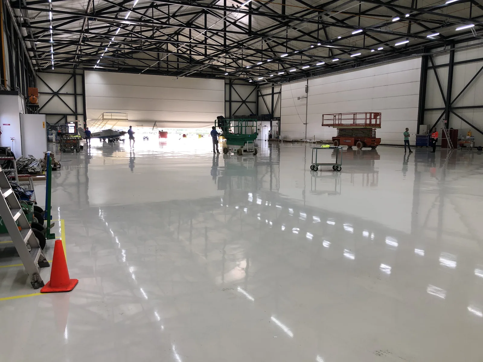 Comforpox 800 SL epoxy gietvloer in een hangar op Rotterdam Airport, circa 2.800 m²
