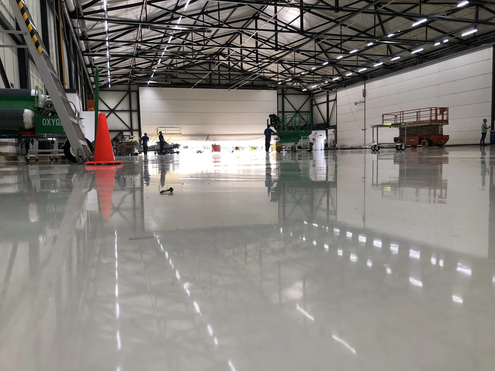 Comforpox 800 SL epoxy gietvloer in een hangar op Rotterdam Airport, circa 2.800 m², detail 1