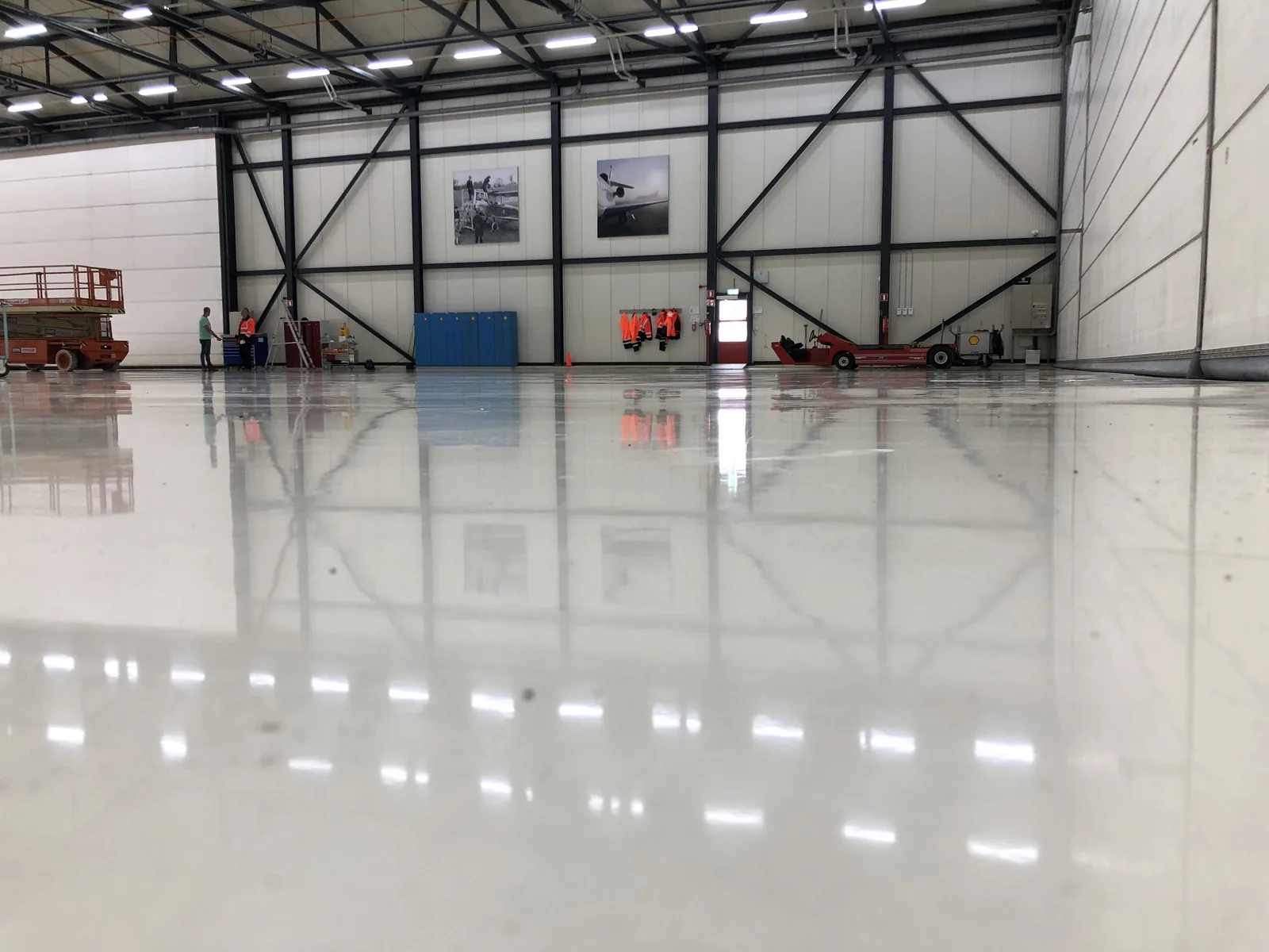 Comforpox 800 SL epoxy gietvloer in een hangar op Rotterdam Airport, circa 2.800 m², detail 2