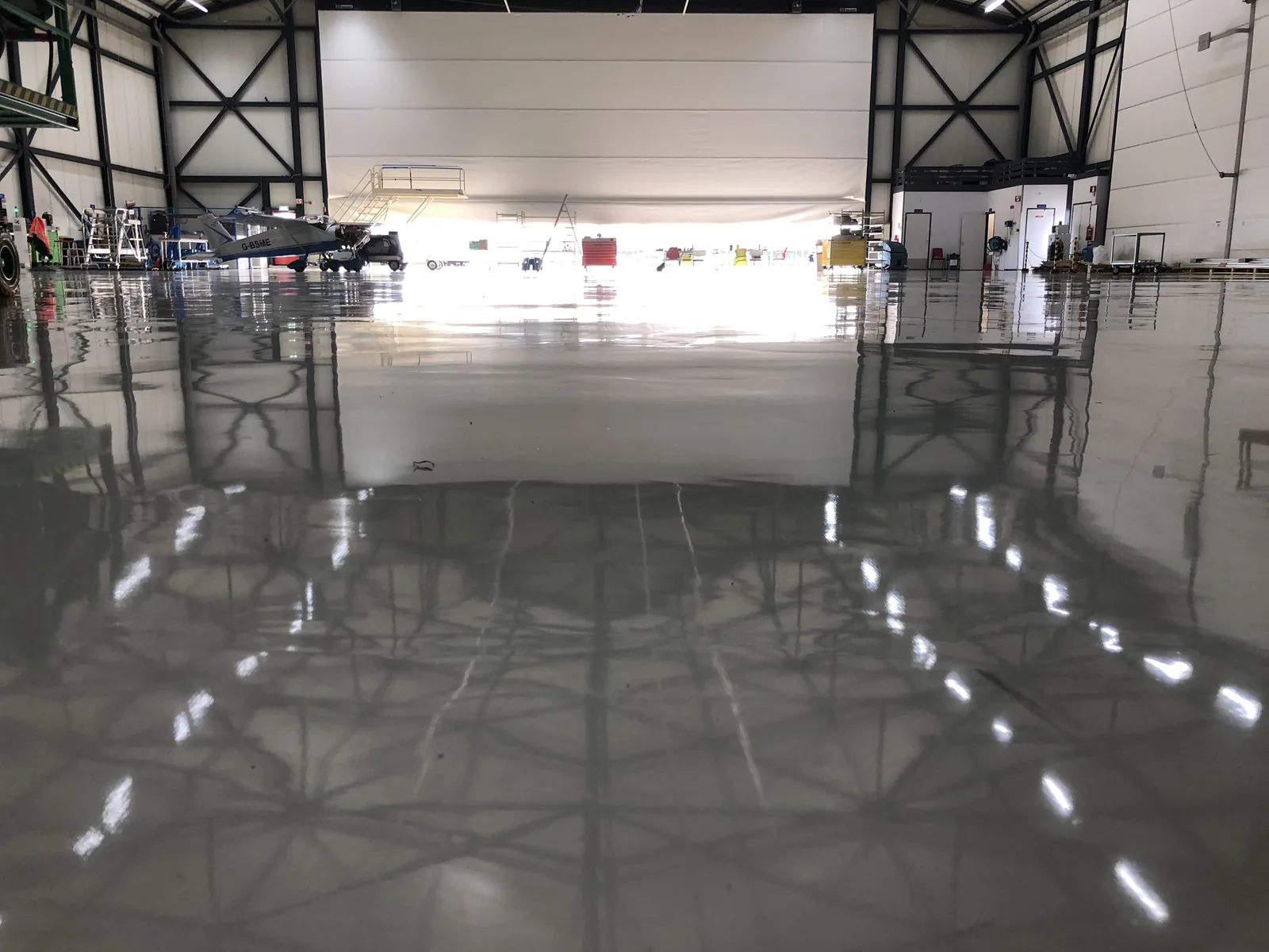 Comforpox 800 SL epoxy gietvloer in een hangar op Rotterdam Airport, circa 2.800 m², detail 3