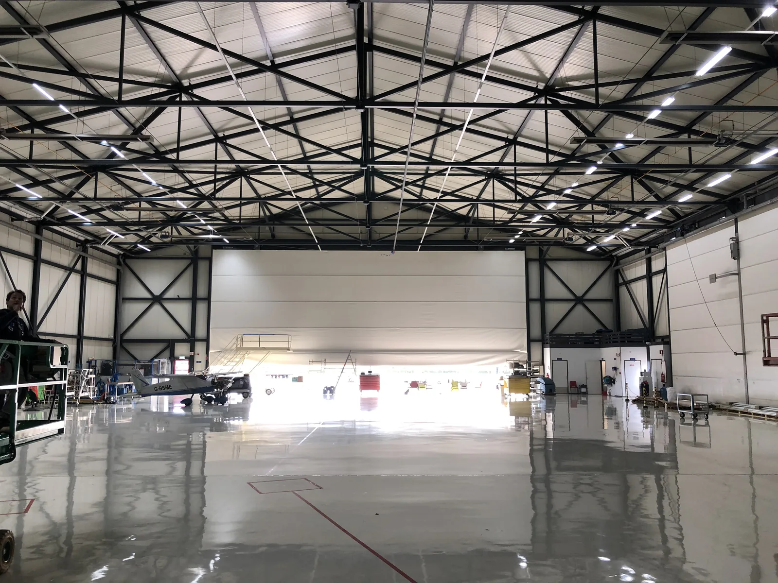 Comforpox 800 SL epoxy gietvloer in een hangar op Rotterdam Airport, circa 2.800 m², detail 4