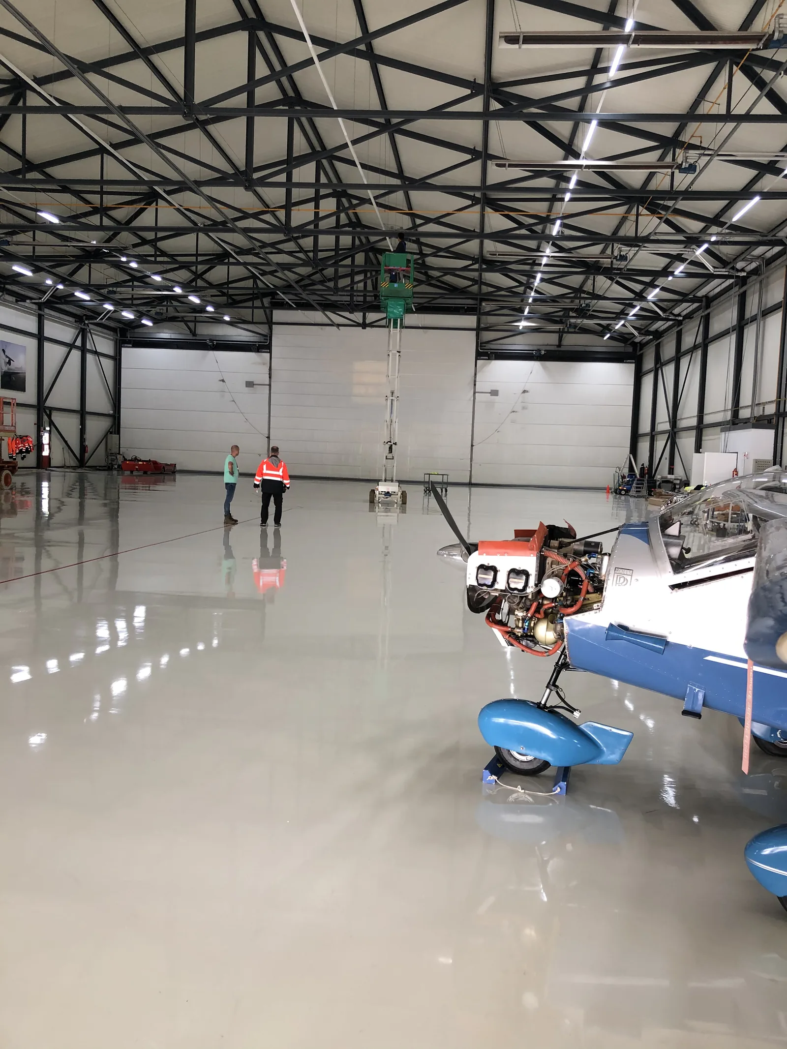 Comforpox 800 SL epoxy gietvloer in een hangar op Rotterdam Airport, circa 2.800 m², detail 5