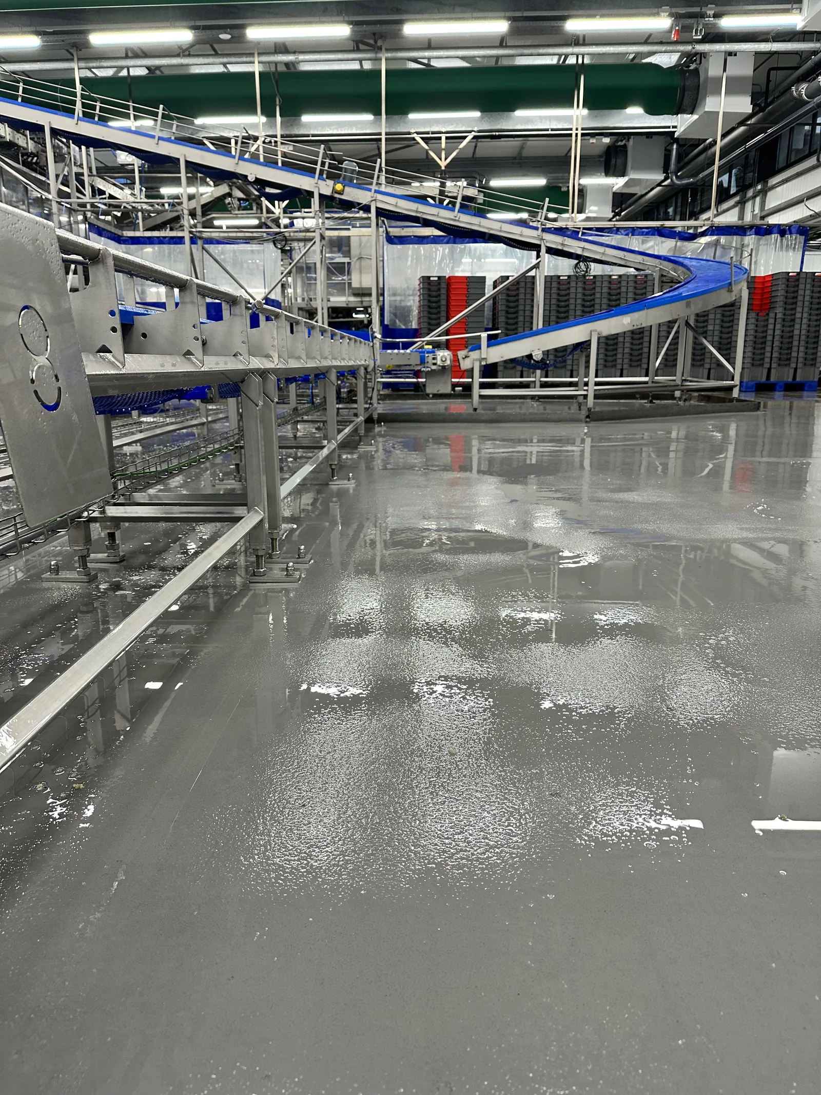Sika Ucrete BC4 vloer in een voedselproductiehal met rvs transportbanden