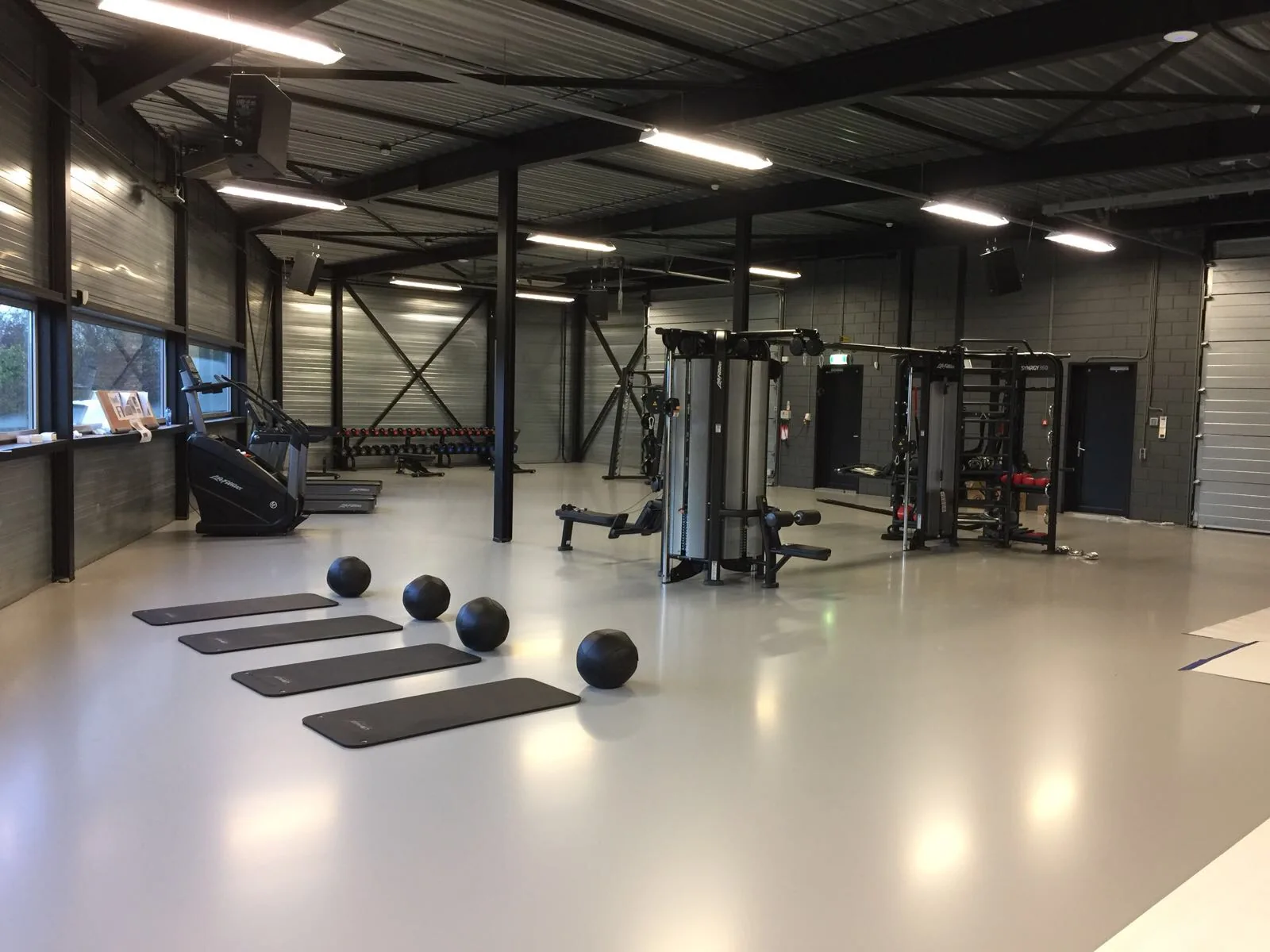 Comforcoat 910 colored recoat over een bestaande gietvloer in een sportschool in dordrecht