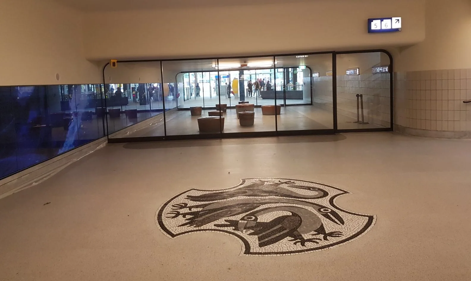Terrazzovloer met stadswapen in station eindhoven